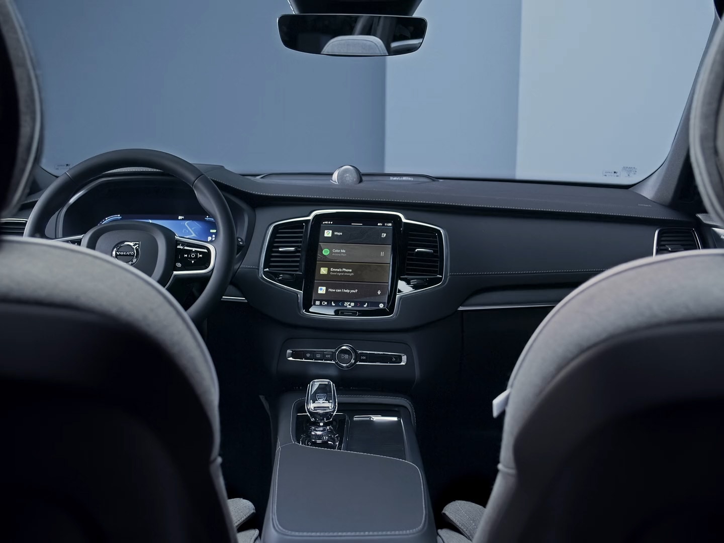 Het stuur, het instrumentenpaneel, het touchscreen met infotainment en de middenconsole van de Volvo XC90 Plug-in hybrid.