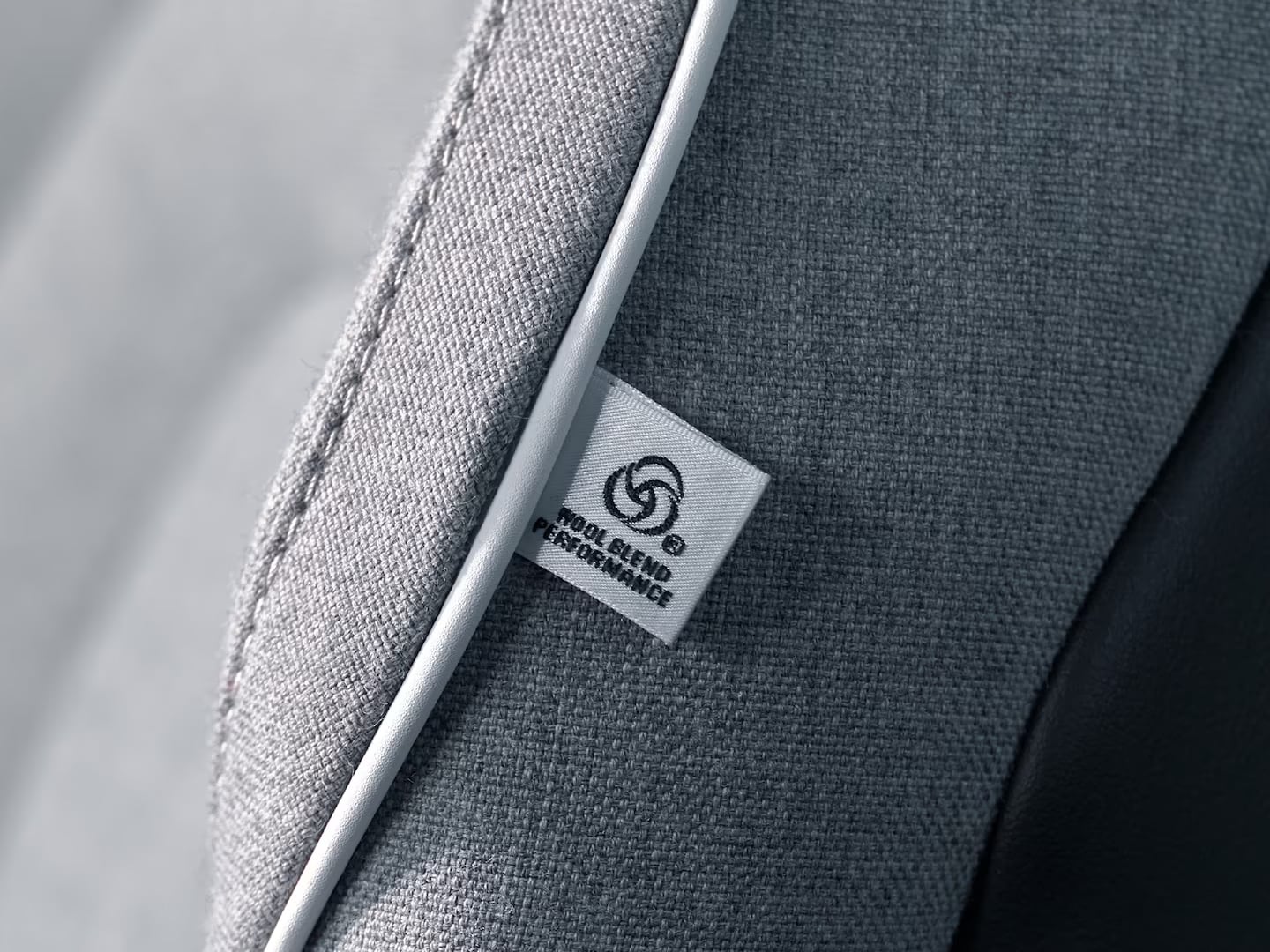 Indvendigt nærbillede af betrækket Tailored Wool Blend i Volvo XC90 plug-in hybrid.