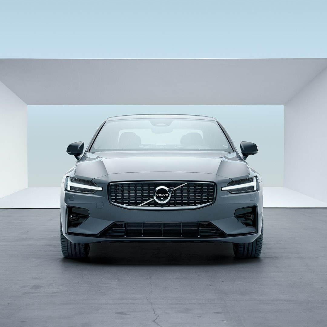 Detalles renovados del diseño exterior del Volvo S60 sedán.