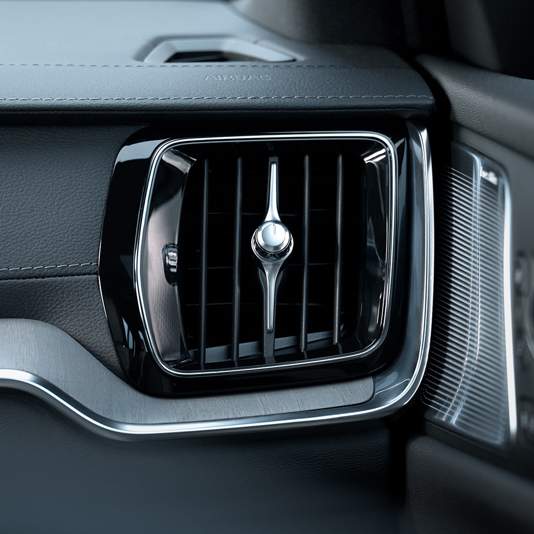 Napredni čistilnik zraka v vozilu Volvo S60 Recharge pomaga vam in sopotnikom uživati v kakovostnejšem in bolj zdravem zraku.