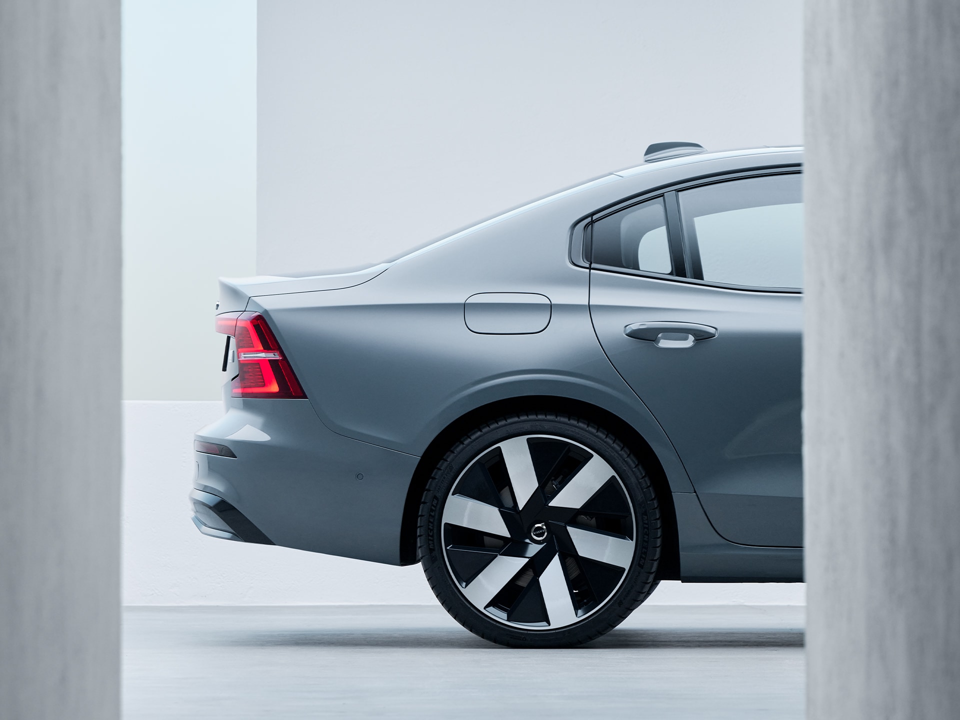 Volvo S60 Recharge avtomobilində yeni aerodinamik təkər dizaynı.
