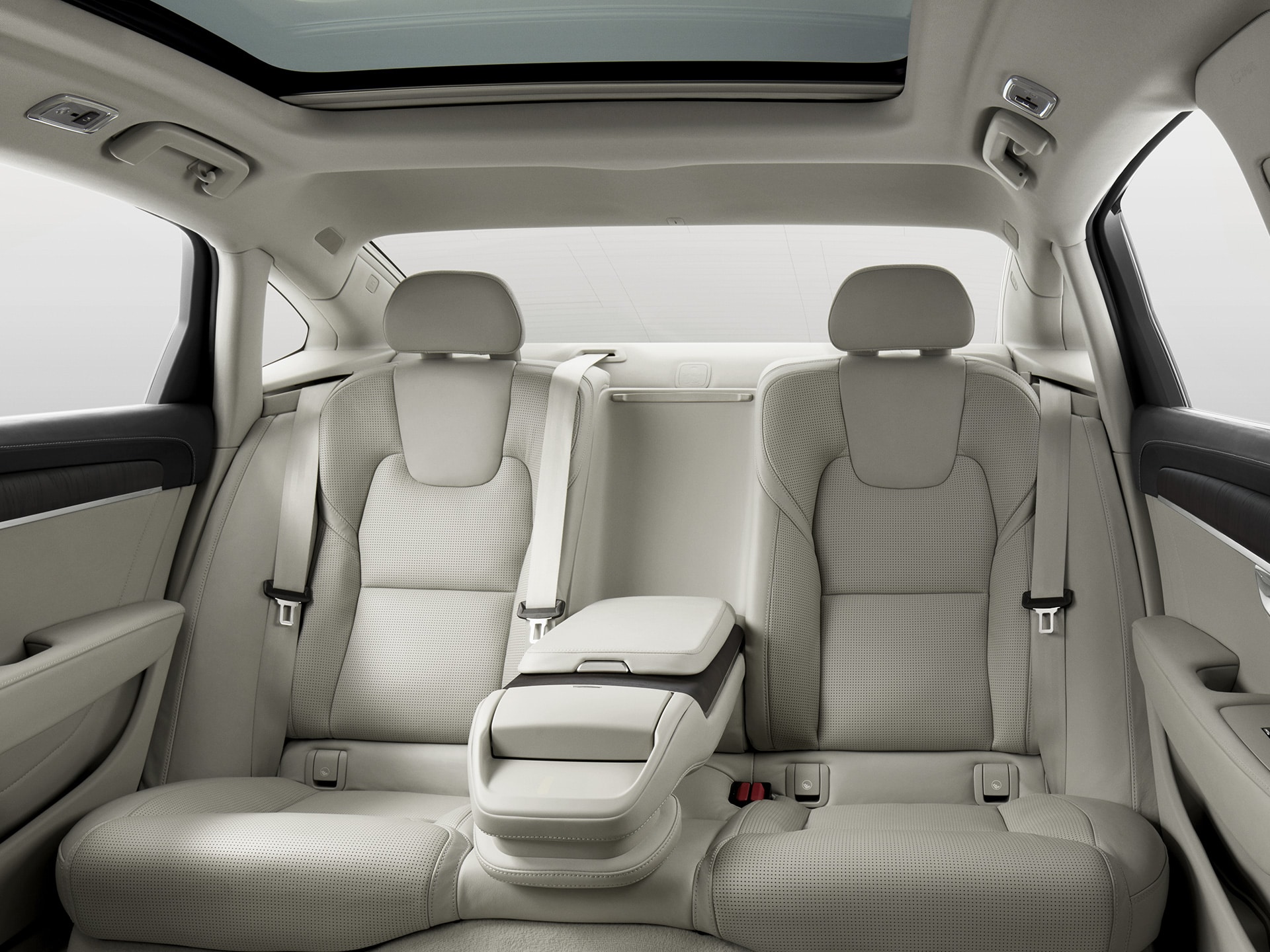 Banquette arrière avec un vaste espace pour les jambes et accoudoir central exclusif de la berline Volvo S90.