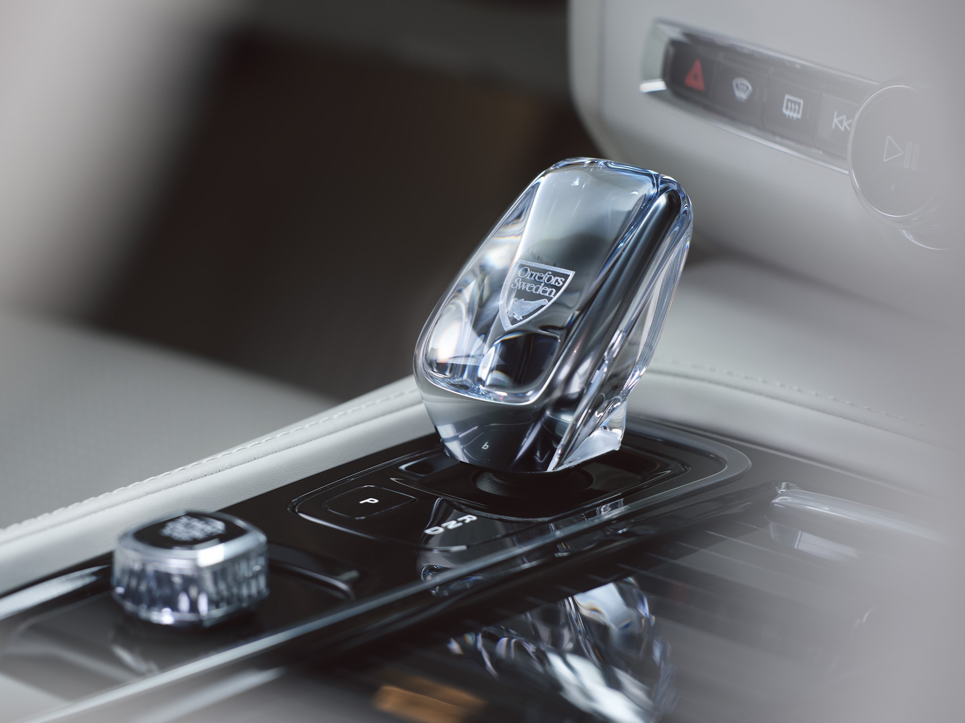 Un schimbător de viteze din cristal din cristal suedez autentic de la Orrefors într-un sedan Volvo S90.
