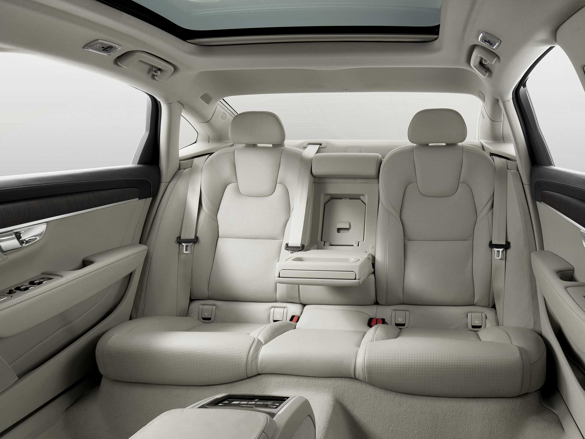 Rear seats with generous legroom and  the exclusive centre armrest in the S90 Recharge.