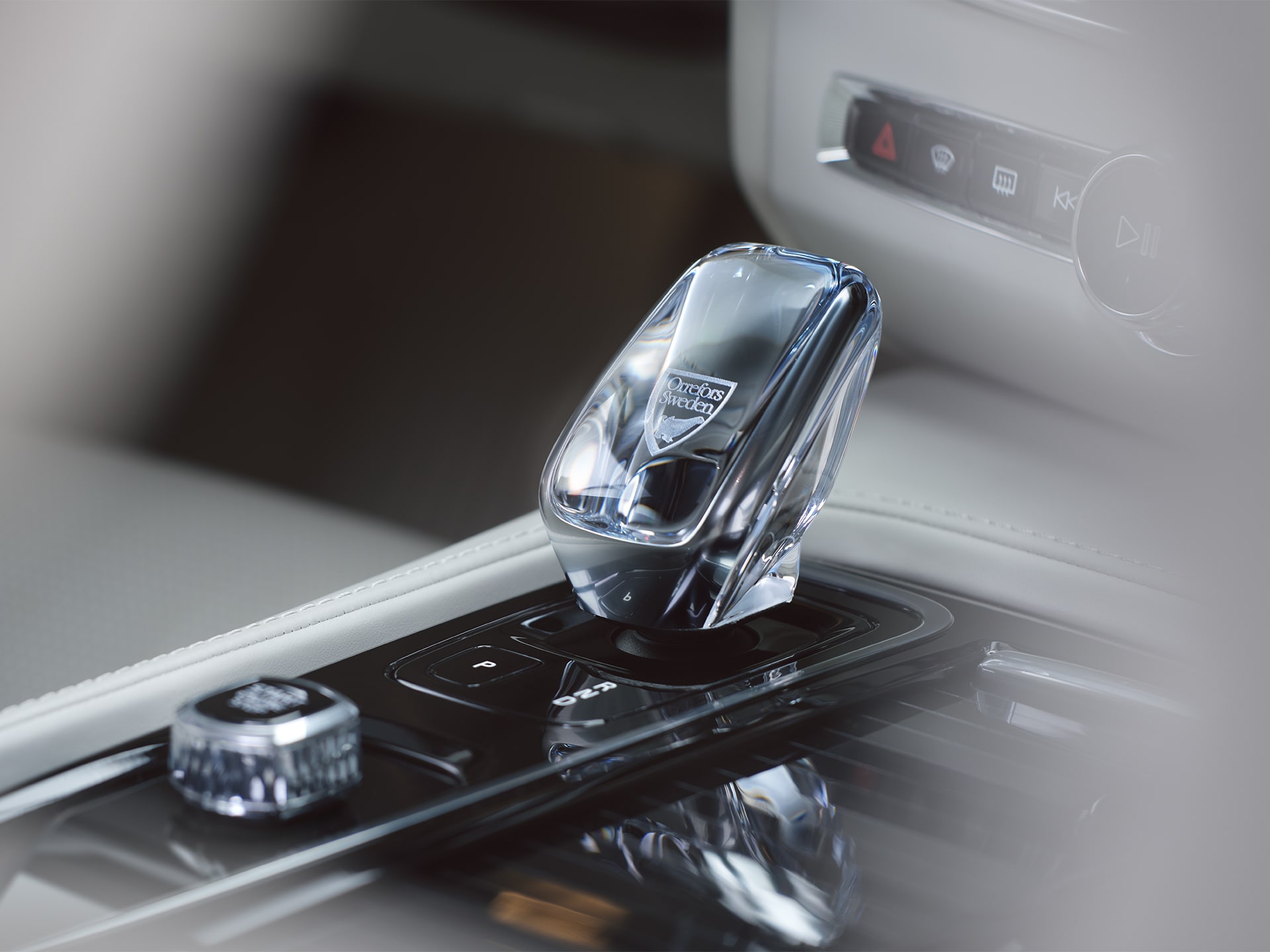 No interior de um Volvo S90 Recharge, uma alavanca da caixa de velocidades em cristal sueco genuíno da Orrefors.