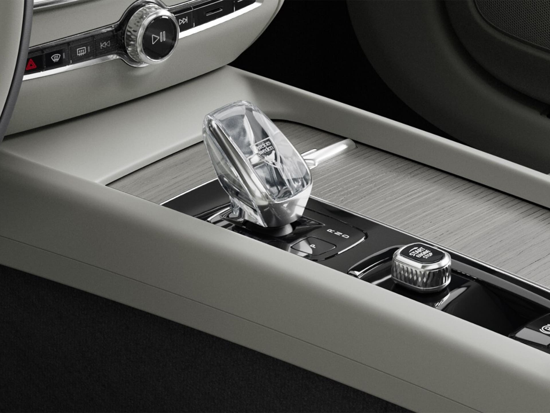 În interiorul unui Volvo V60 estate, un schimbător de viteze din cristal suedez autentic de la Orrefors.