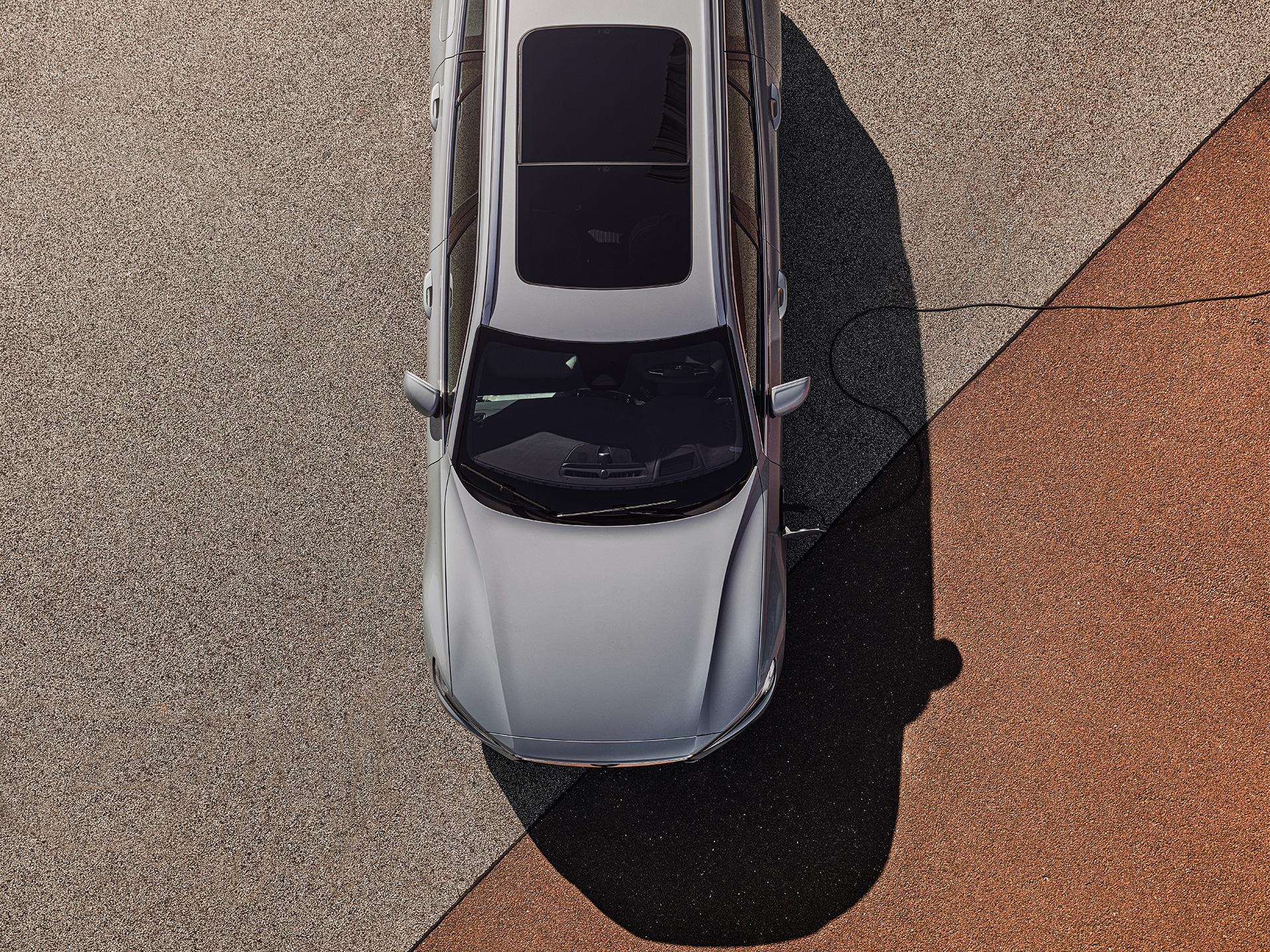 Toit panoramique d'une Volvo hybride V60 Recharge.
