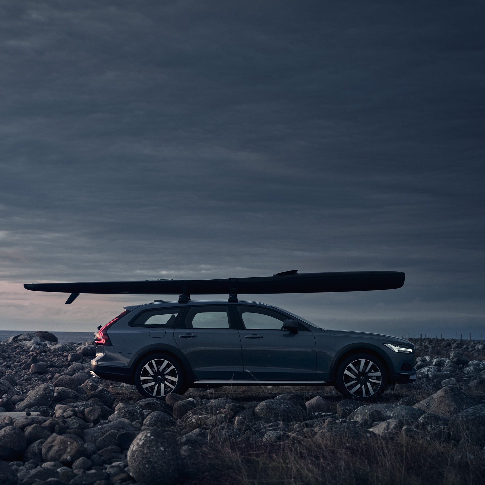 Volvo V90 Cross Country s príslušenstvom na prepravu vášho vybavenia na voľnočasové aktivity.