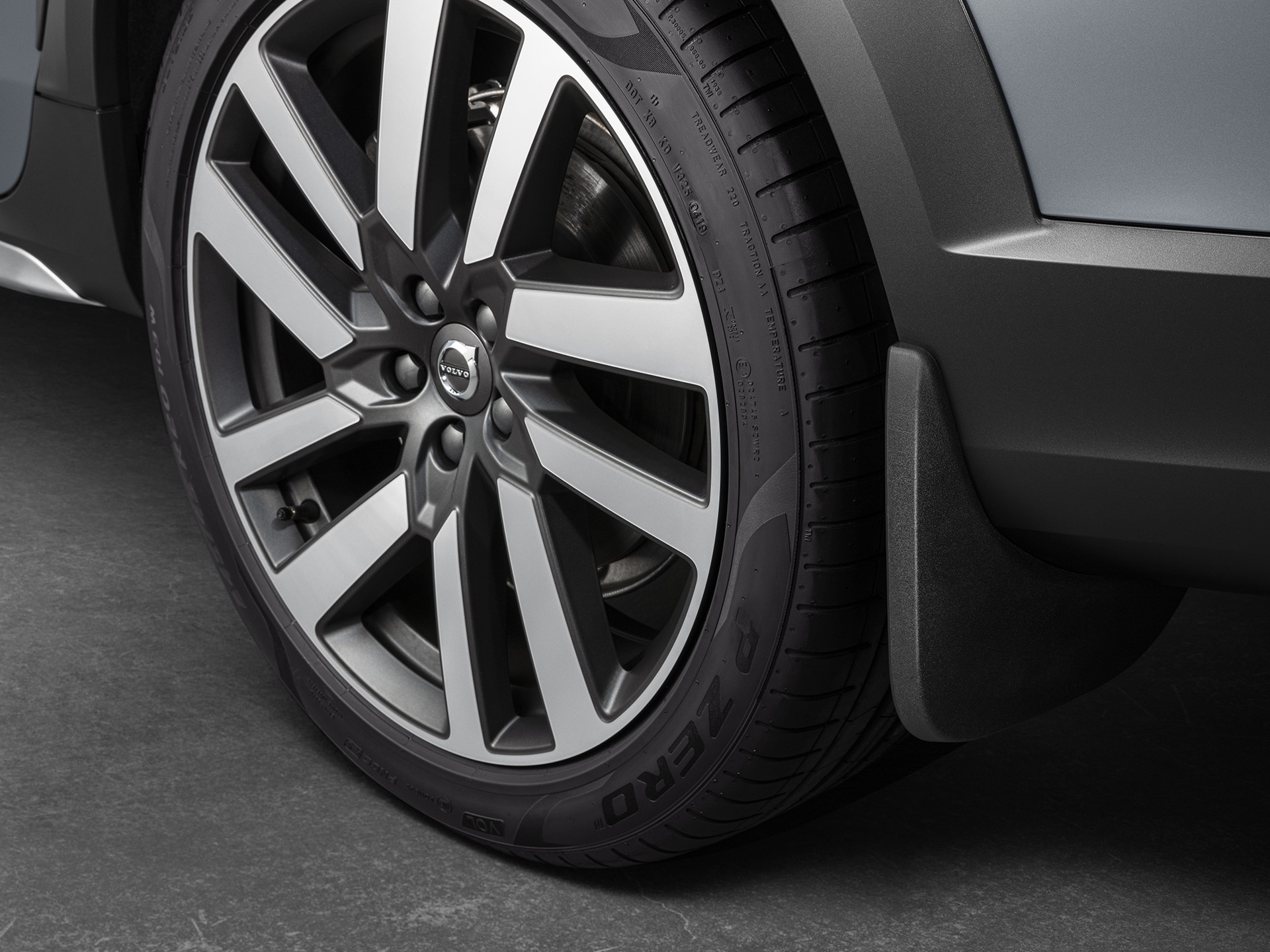 Estabilidad y agarre adicionales con ruedas grandes en el Volvo V90 Cross Country.