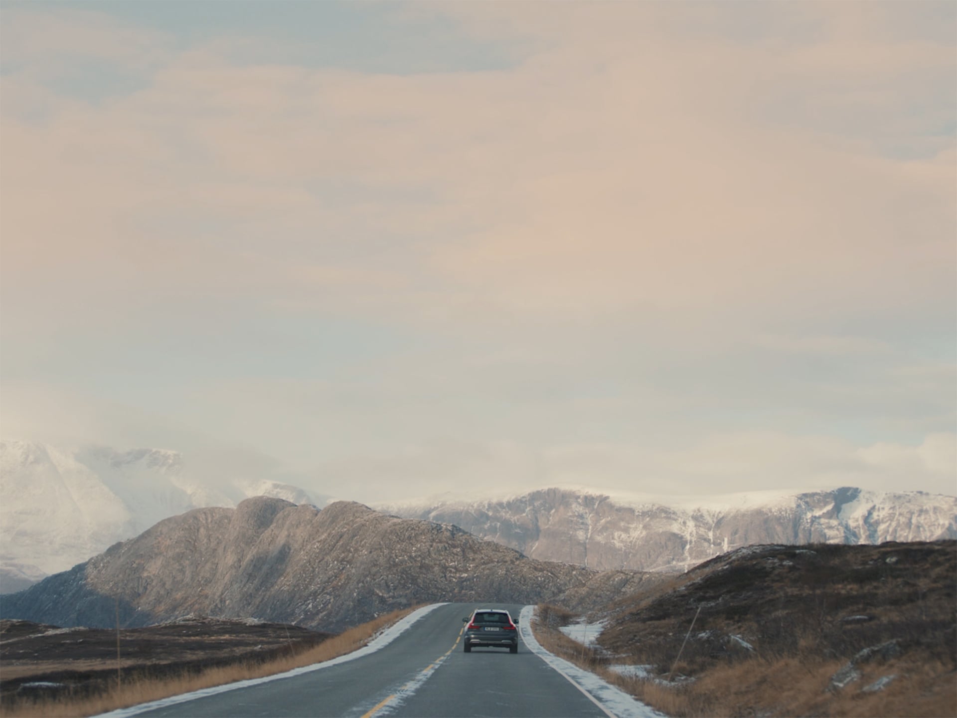 Mild hybridní Volvo V90 Cross Country při jízdě po horské silnici.