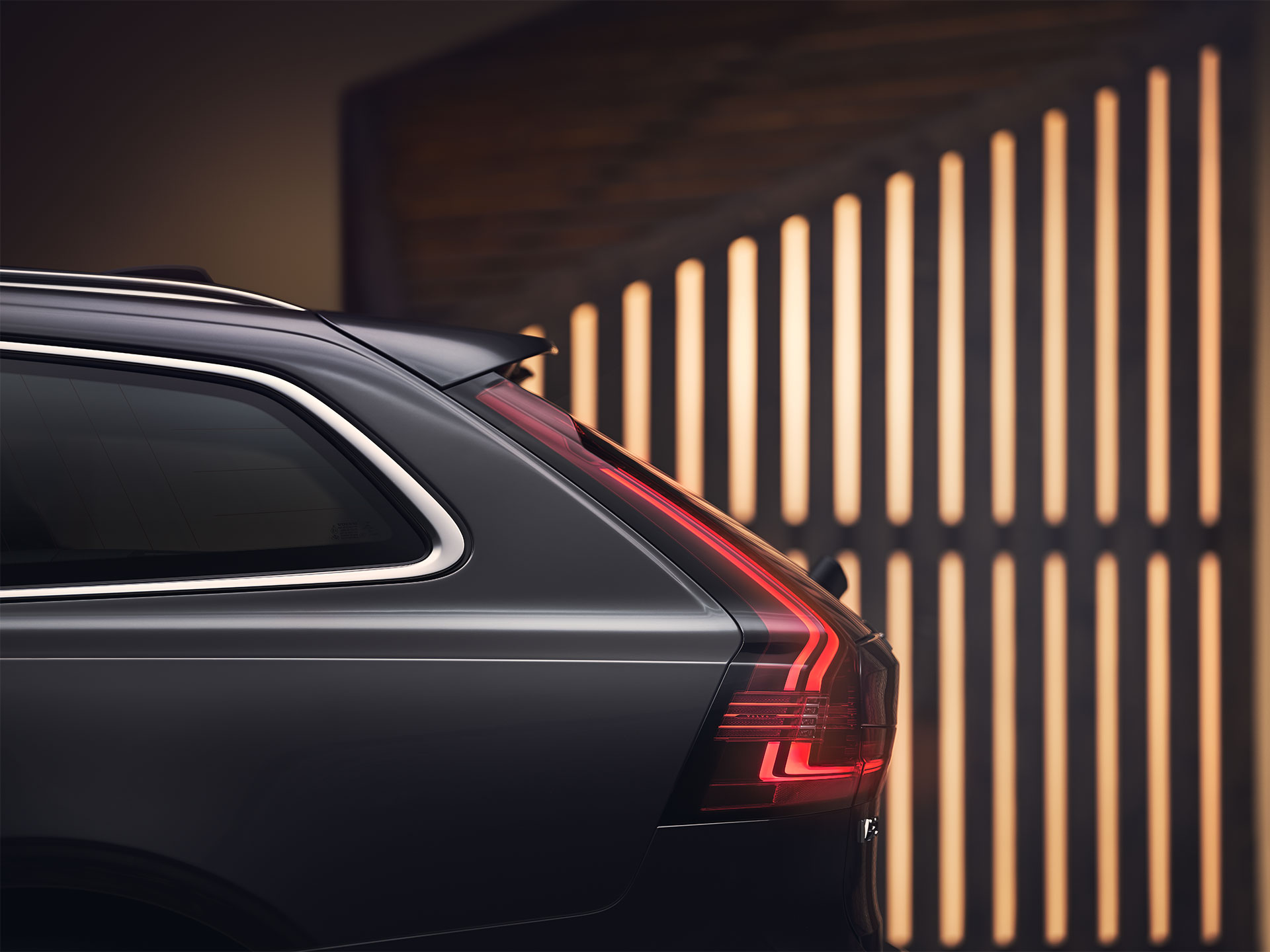 Pohled zezadu na Volvo V90 s kompletními LED zadními světly.