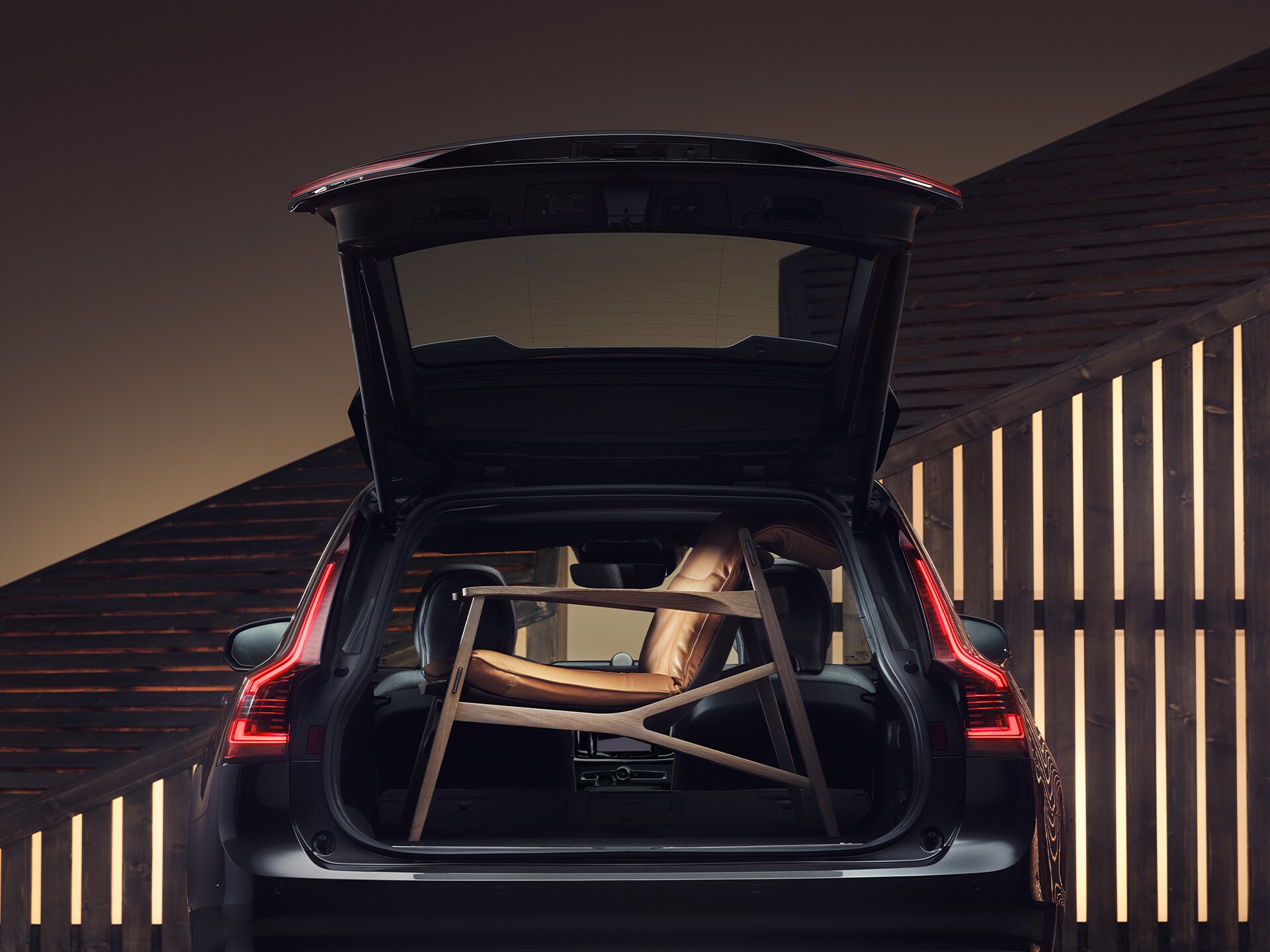 Wszechstronne opcje załadunku i zajmowania miejsc oraz pojemna przestrzeń bagażowa w Volvo V90 Recharge.