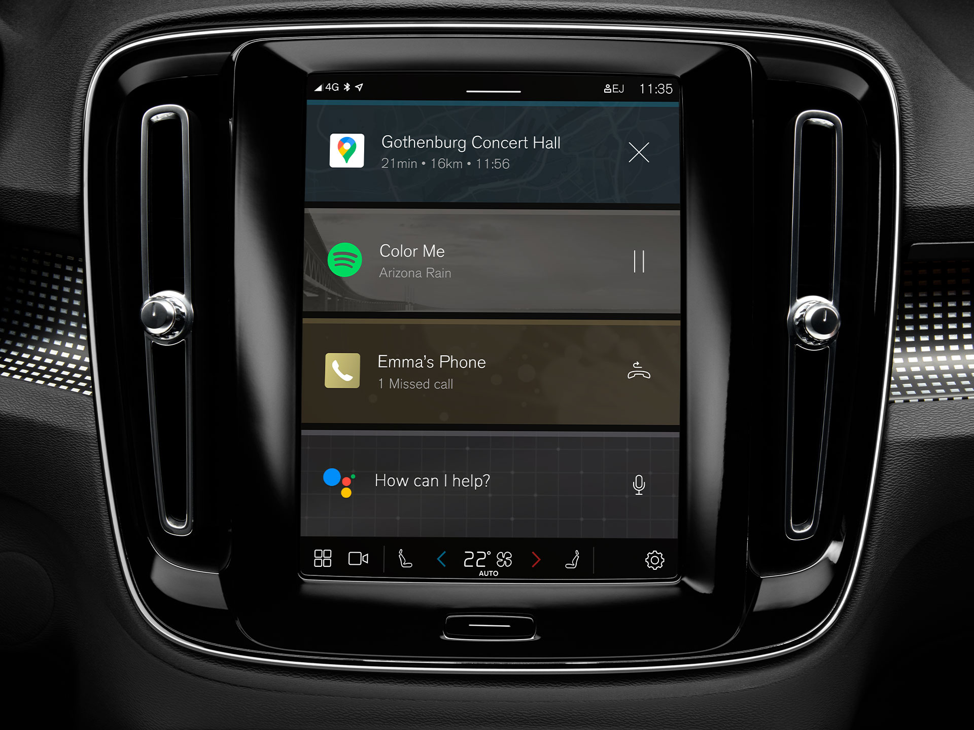 Displej středové konzoly infotainment systému ve voze Volvo XC40.