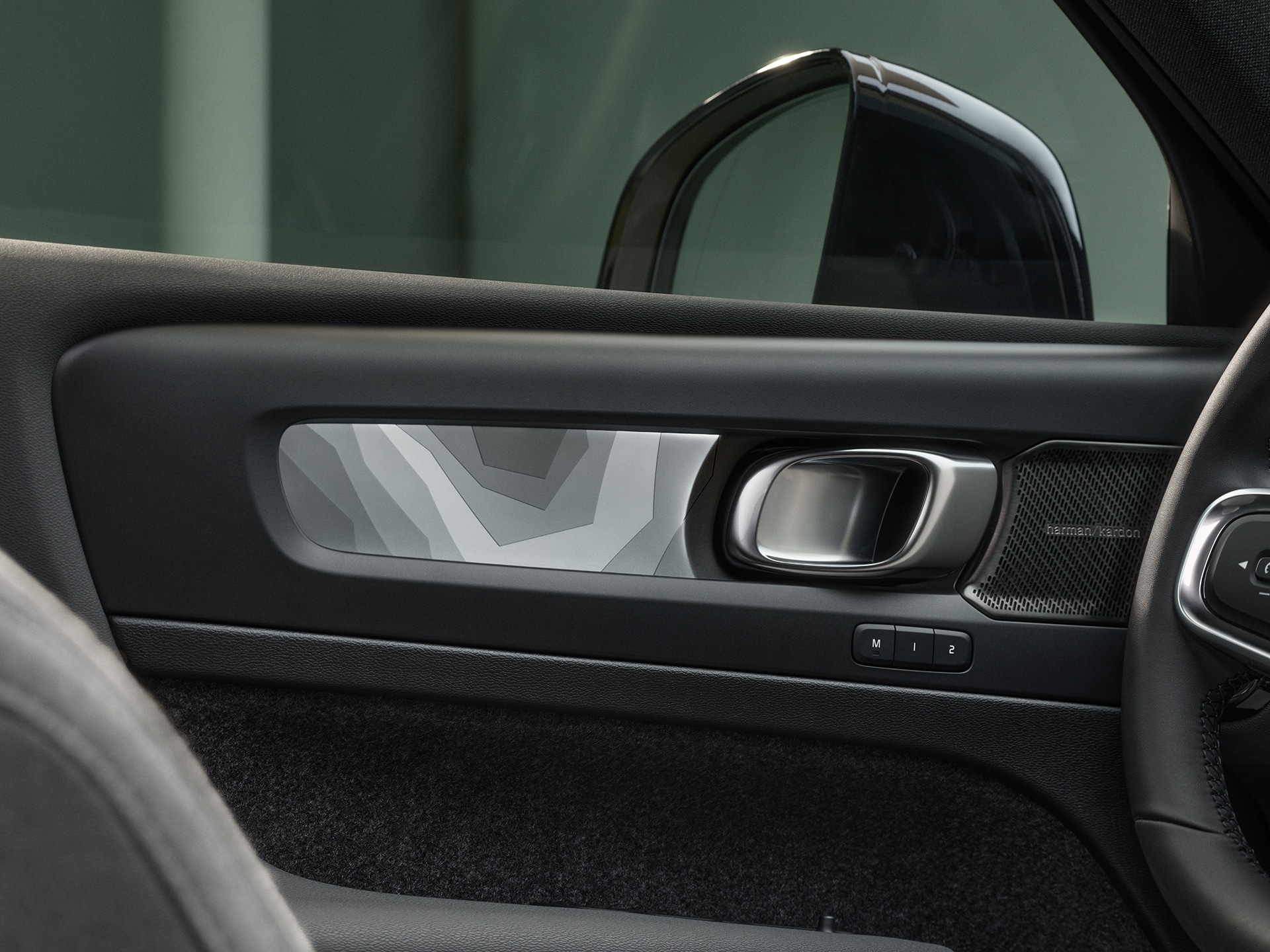 Tableau de bord rétro-éclairé avec habillage dans un intérieur Volvo XC40 Recharge plug-in hybride.