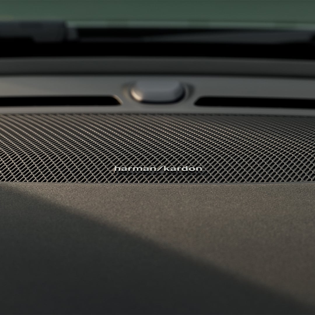 Détail d'une enceinte Harman Kardon dans la porte d'un Volvo XC40 Recharge hybride rechargeable.