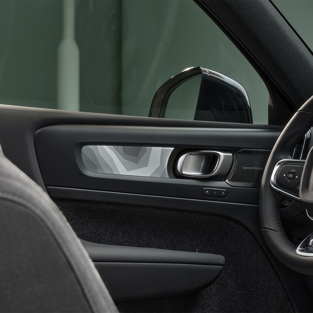 Tableau de bord rétro-éclairé avec un décor topographique dans une Volvo XC40 Recharge hybride rechargeable.