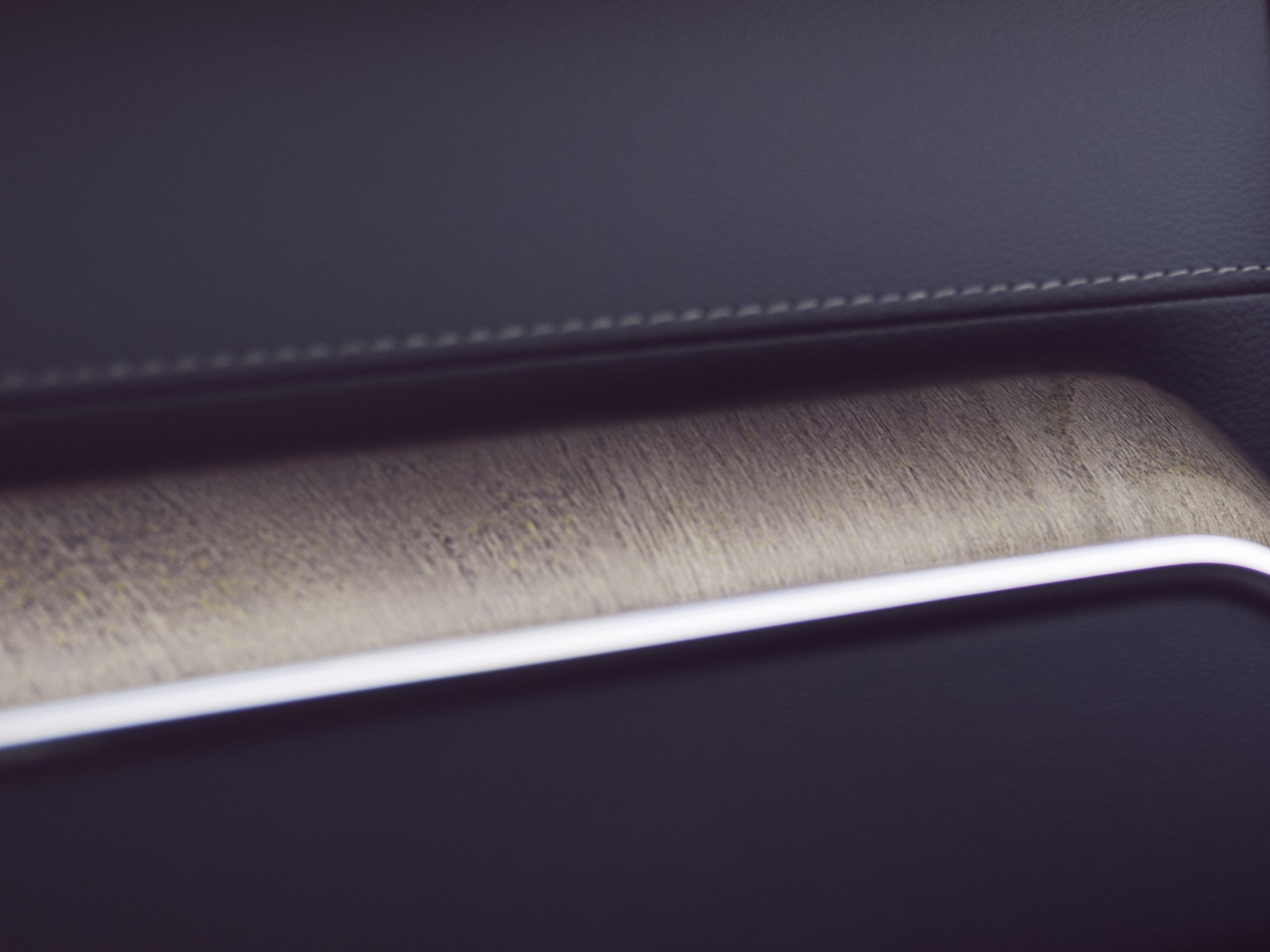 L’insert décoratif en véritable bois flotté dans la Volvo XC60 offre une touche naturelle.