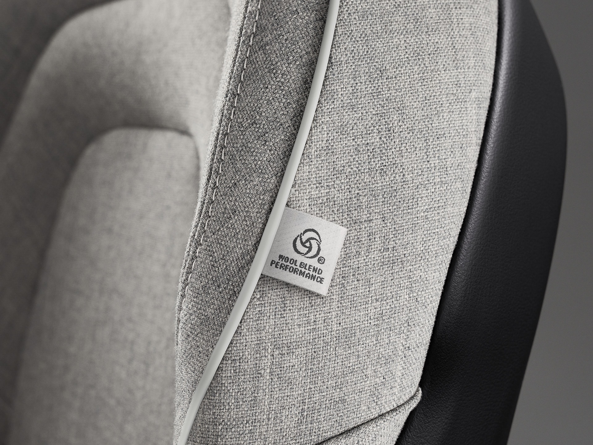 Близък план на интериор на седалки без кожа с тапицерия от вълнен плат (Tailored Wool Blend) във Volvo XC60 Recharge.