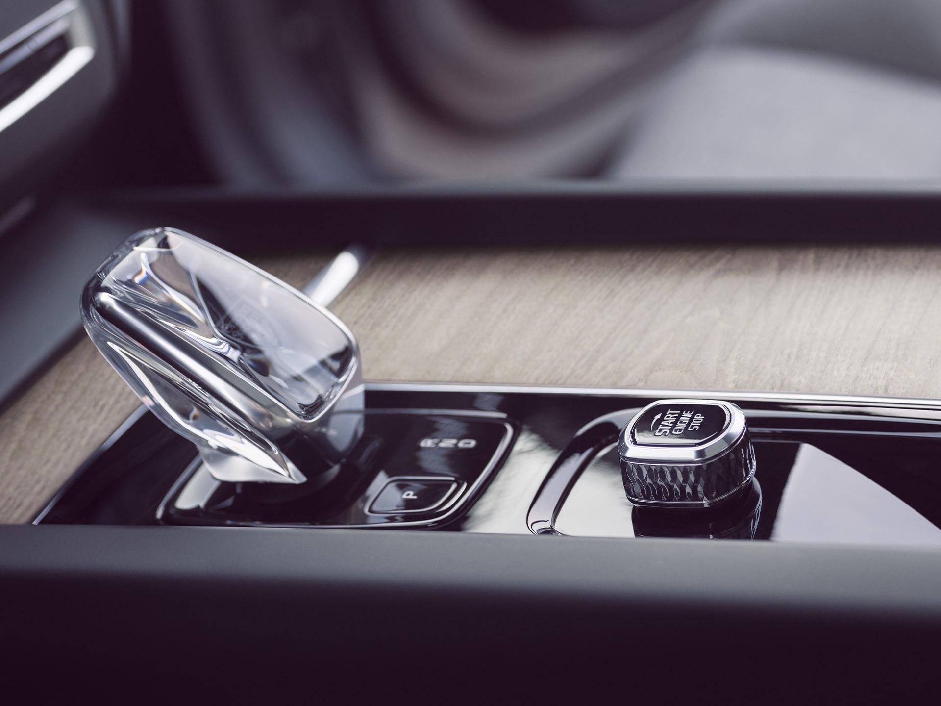 Στο εσωτερικό ενός Volvo XC60 Recharge, ο κρυστάλλινος επιλογέας ταχυτήτων από γνήσιο σουηδικό κρύσταλλο της Orrefors.