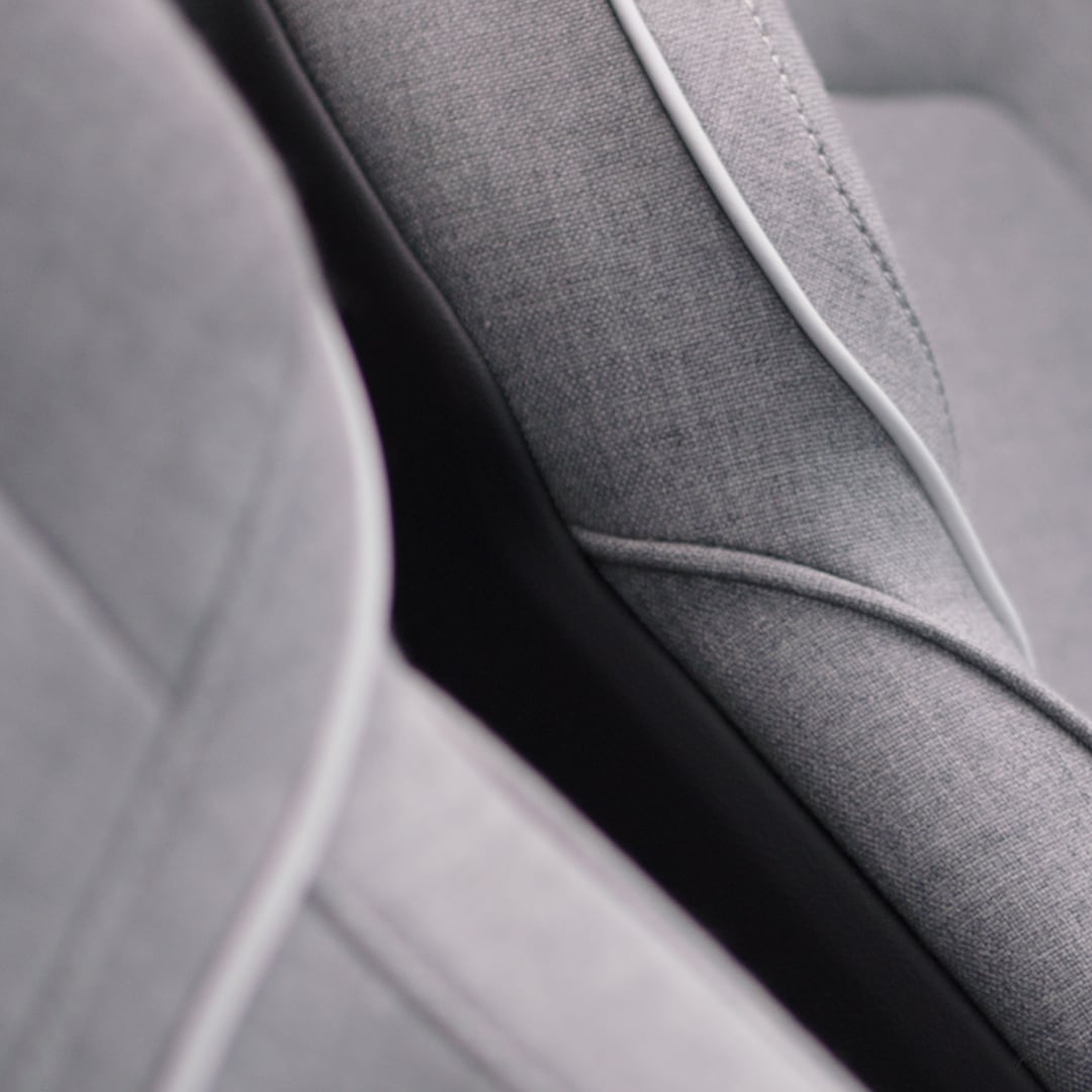 Gros plan sur les sièges en laine d'un Volvo XC60 Recharge.