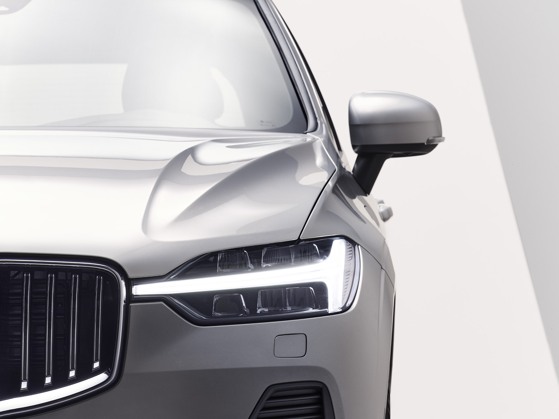 Front exterior of Volvo XC60 Recharge with the iconic front grille and headlamp design.