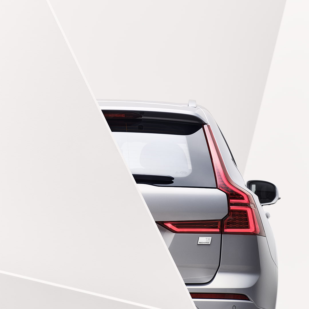 Feu arrière d'un SUV hybride rechargeable Volvo XC60 Recharge.