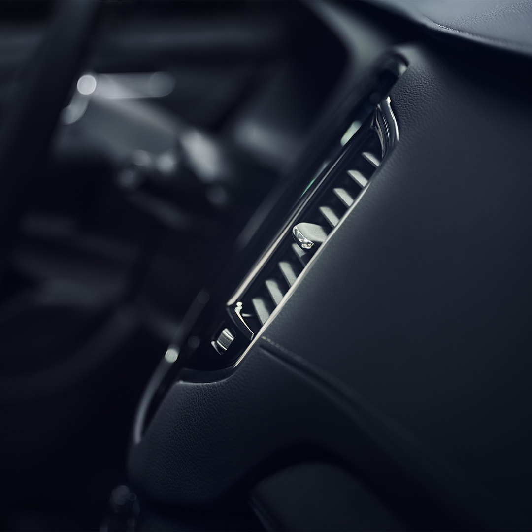 Volvo XC90:n edistyksellisen ilmanpuhdistimen ansiosta sinä ja matkustajasi saatte hengittää parempaa ja terveellisempää ilmaa.