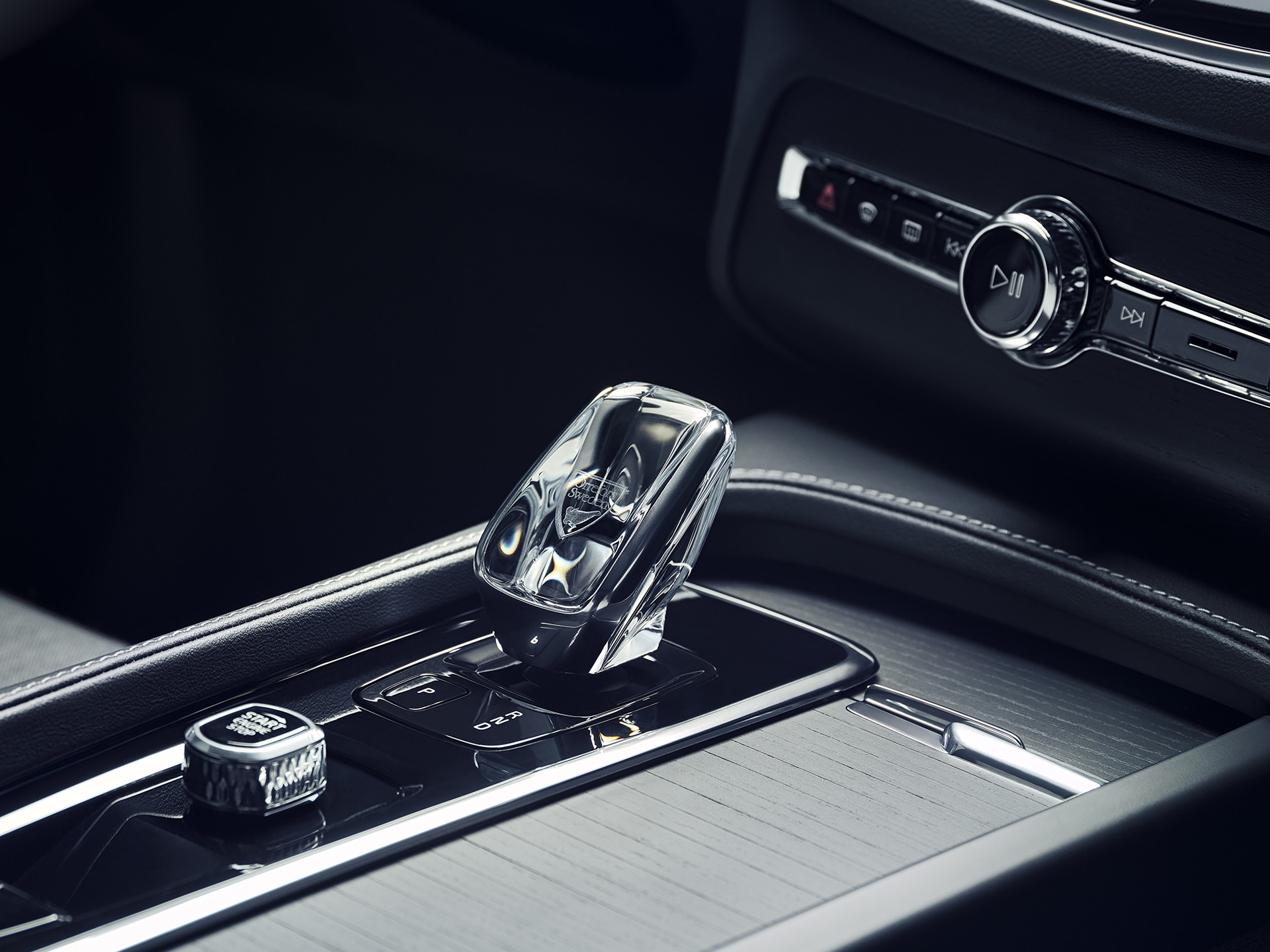 L'intérieur d'un Volvo XC90 Recharge avec le levier de vitesses en véritable cristal suédois par Orrefors.