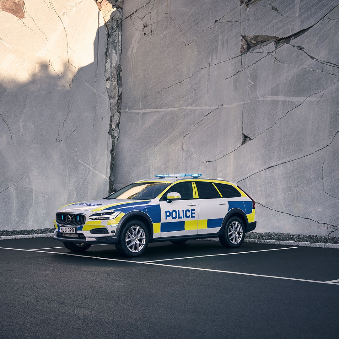 The V90 Cross Country Police car at a parking lot.