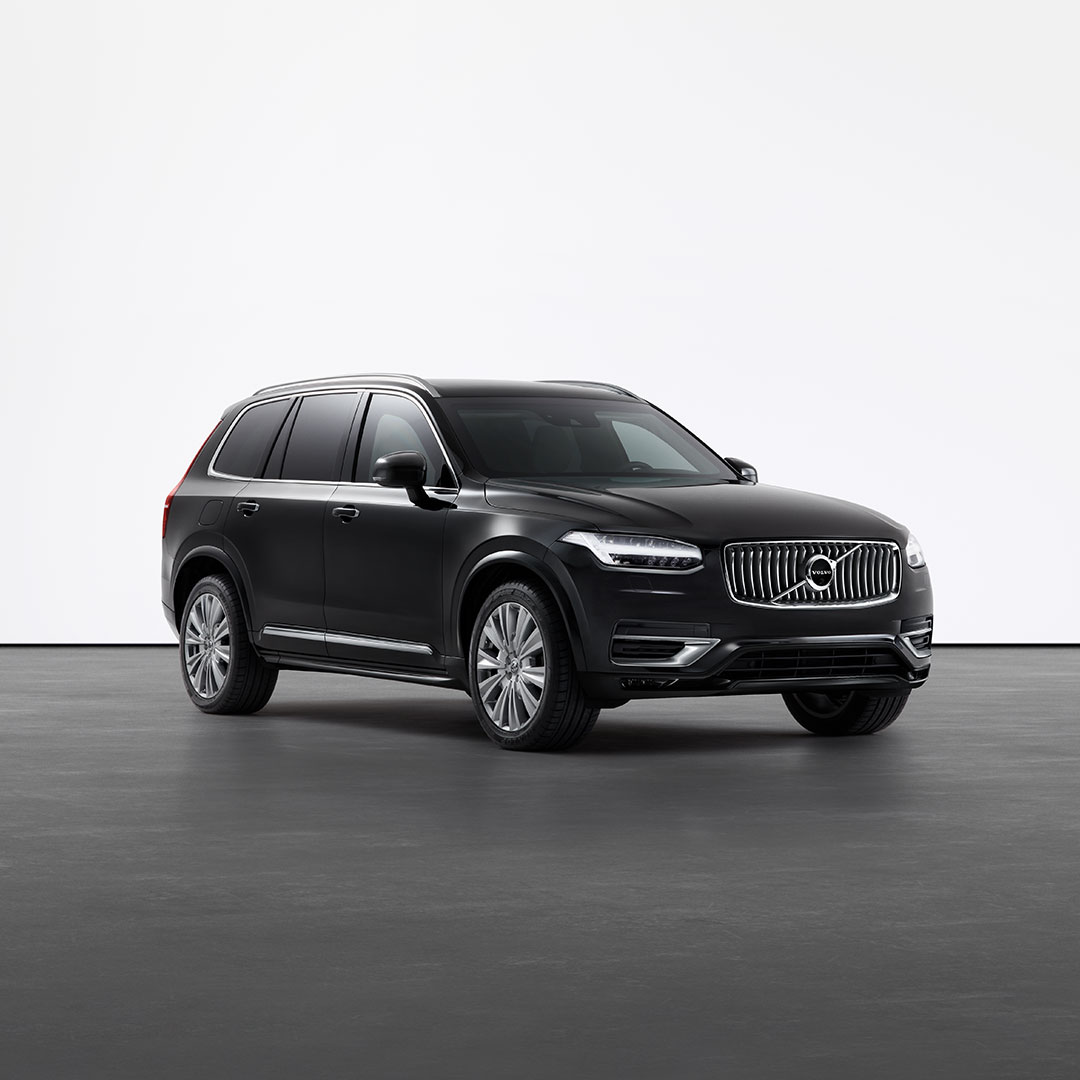 Side front studio shot of the heavy-armoured Volvo XC90 in Onyx Black.
