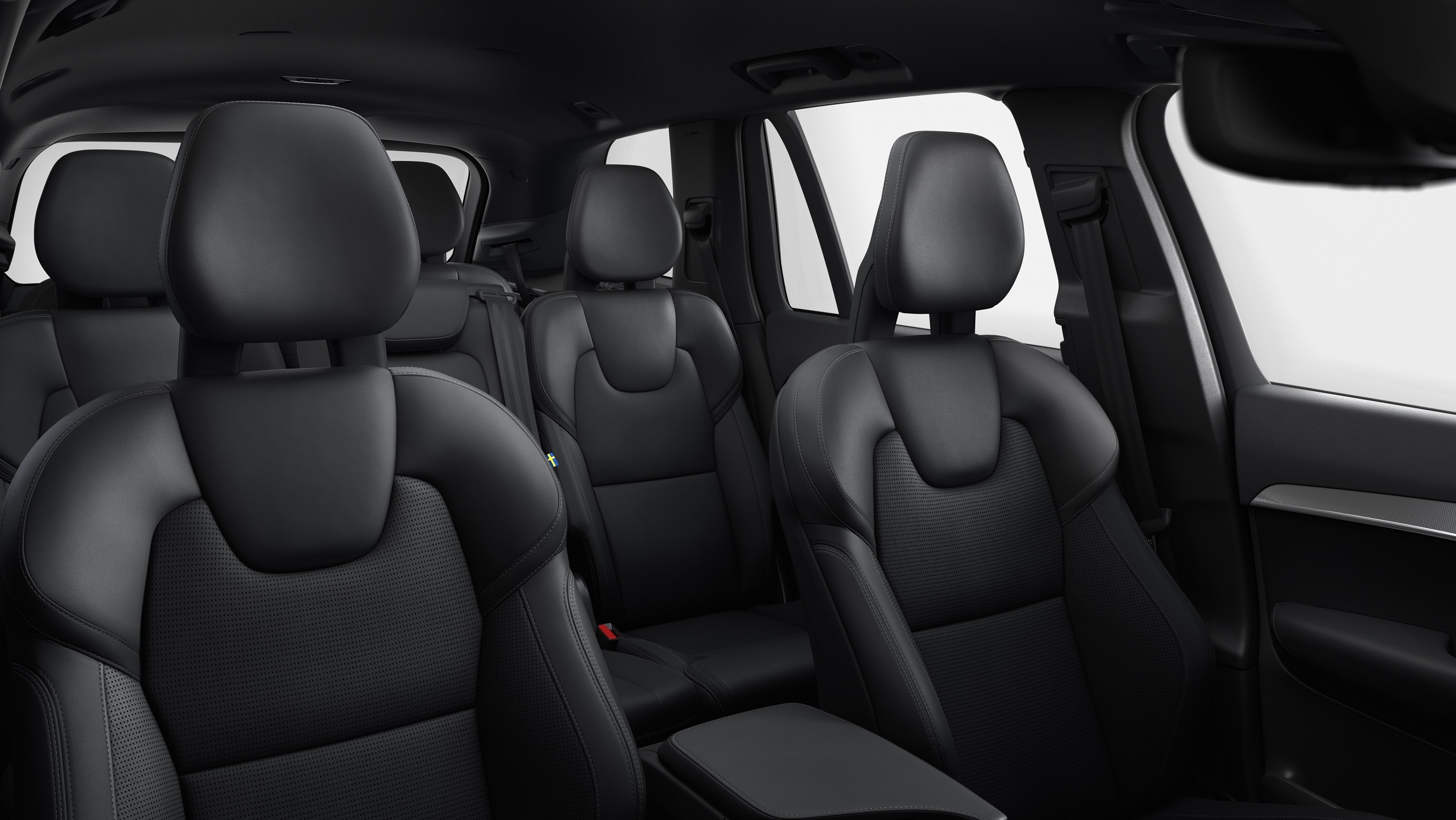 Dentro de un Volvo XC90 con tres filas e interior color claro en los asientos