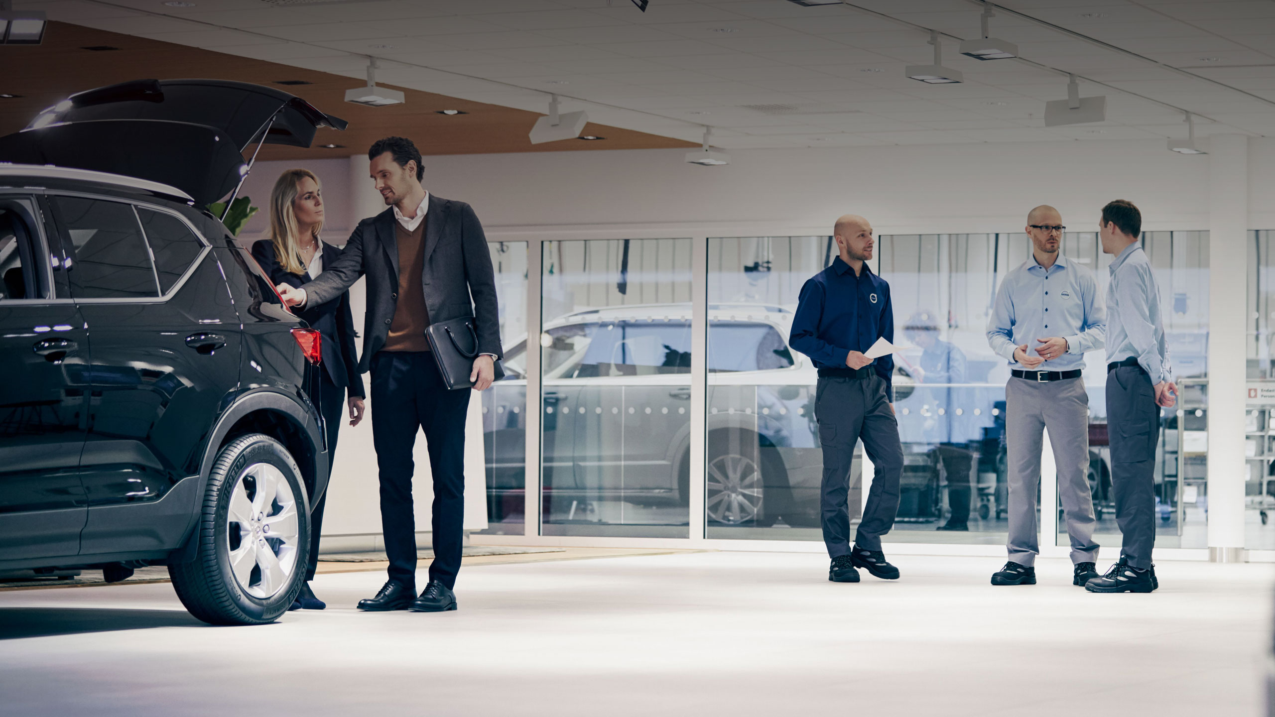 Un grupo de personas en un centro de servicio Volvo.
