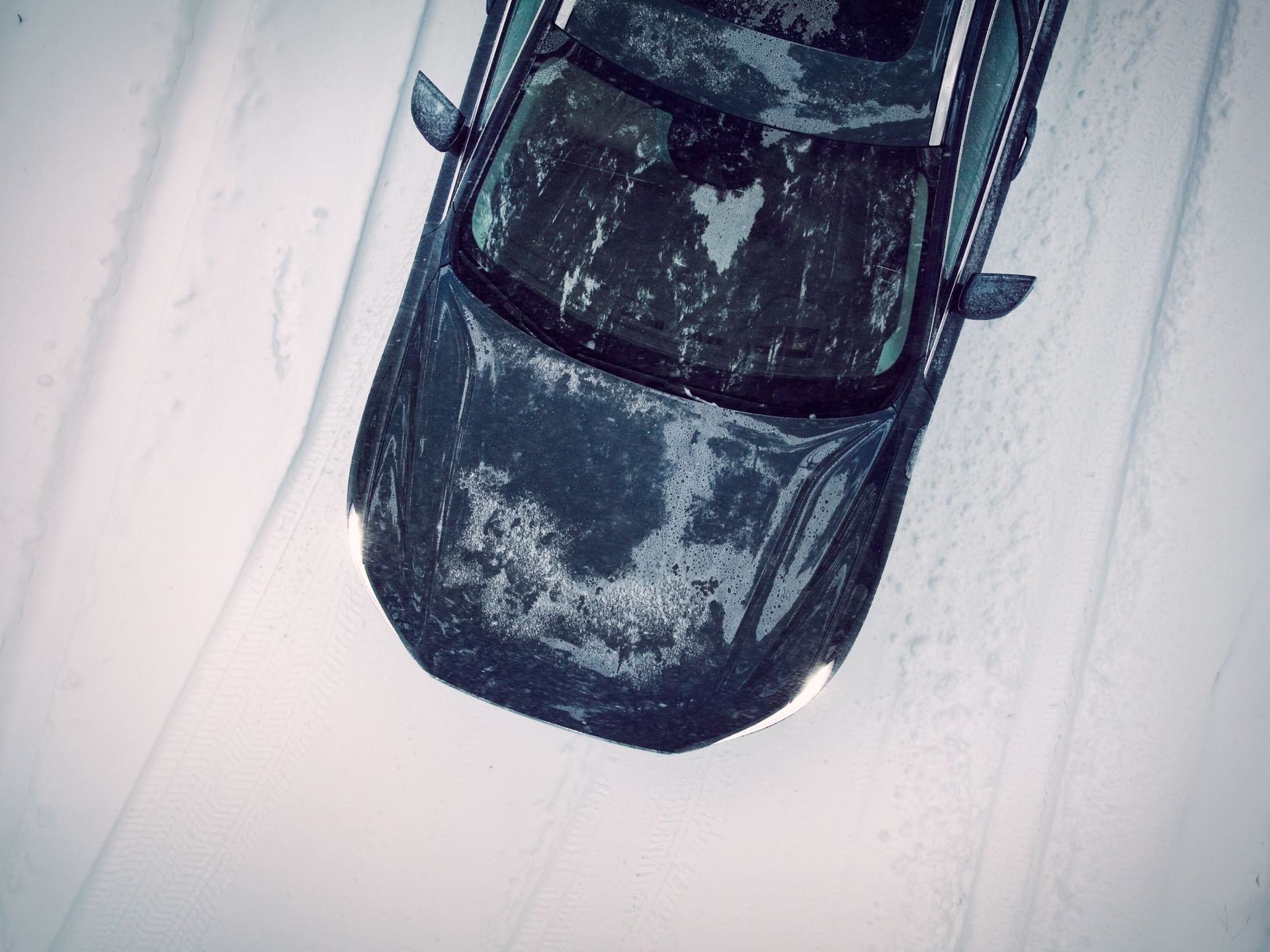Un auto sobre la nieve.