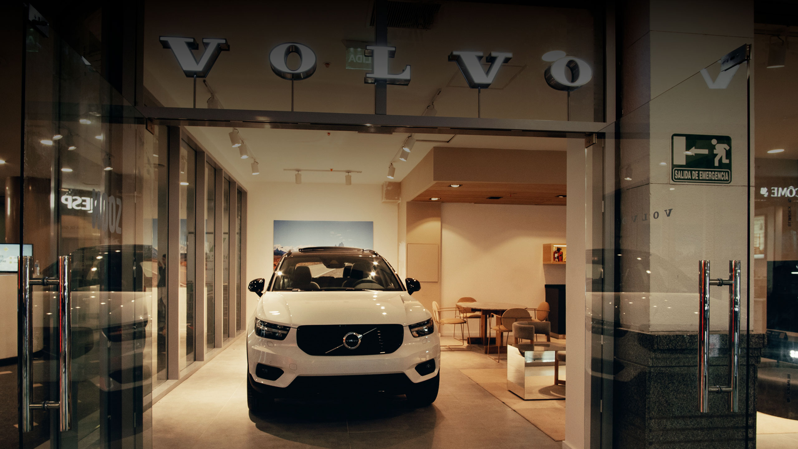 Un Volvo XC40 de frente a la entrada de una Volvo Concept Store