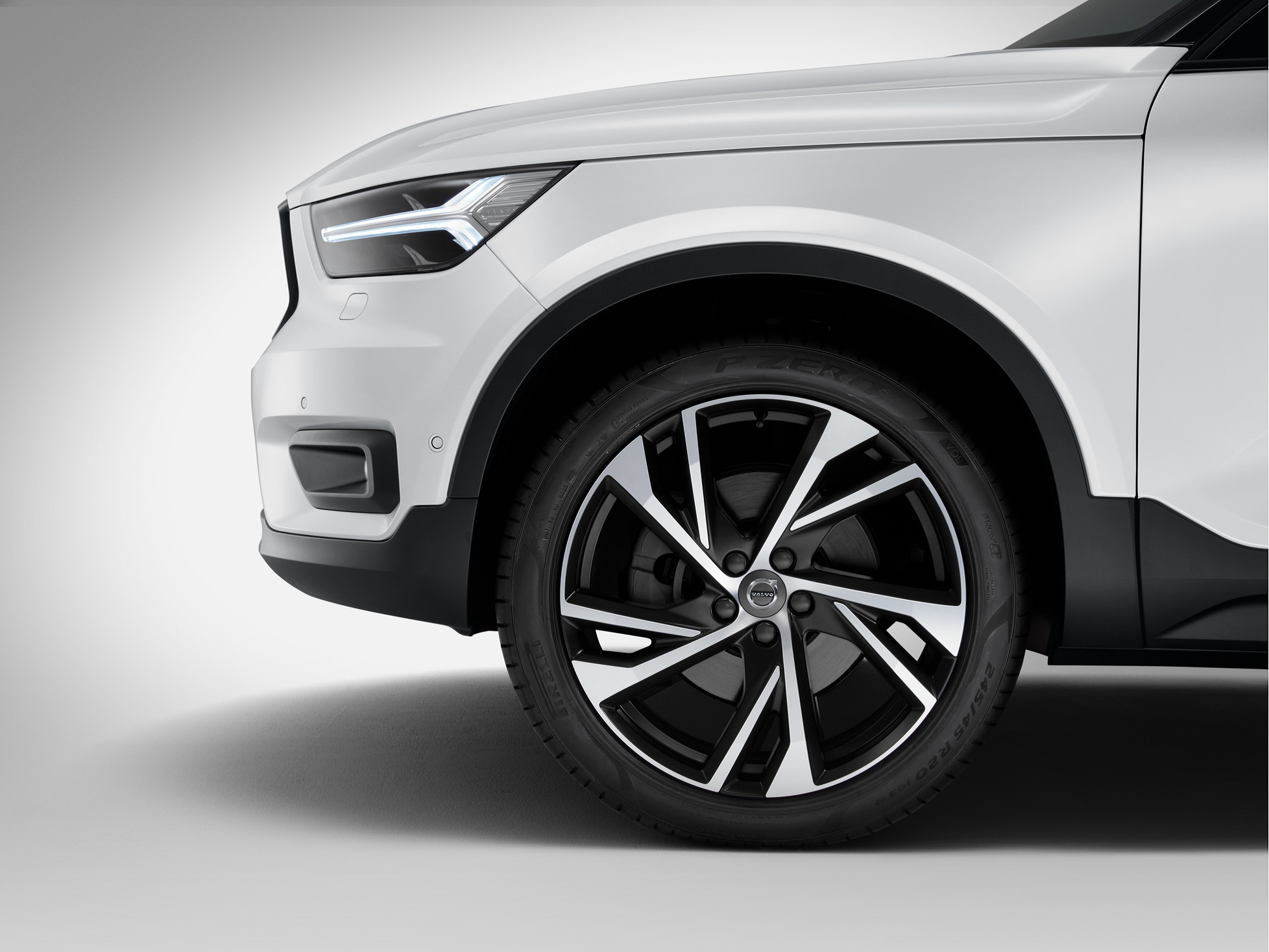 A Volvo XC40 model's wheel from left side view