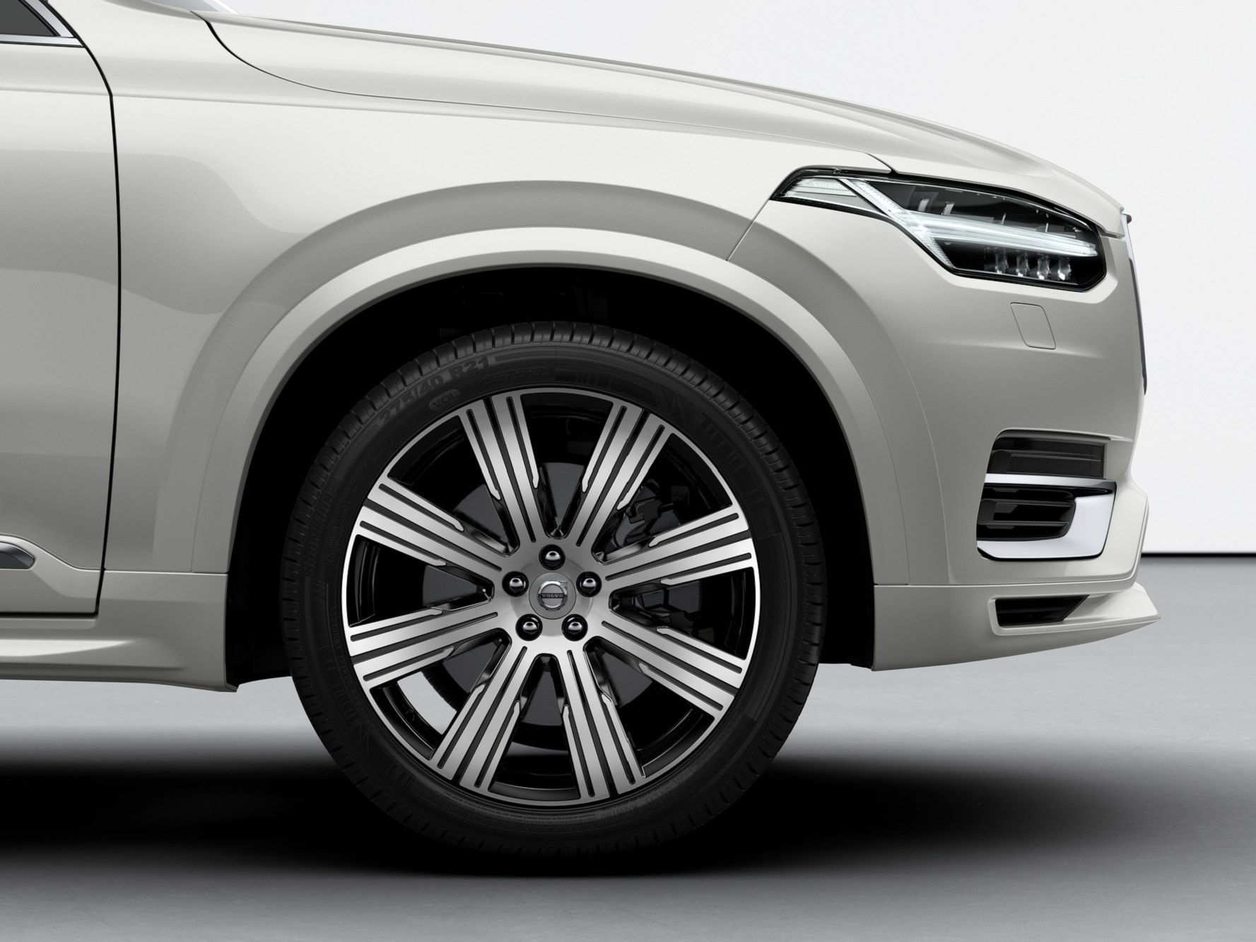 A Volvo XC90 model's wheel from left side view