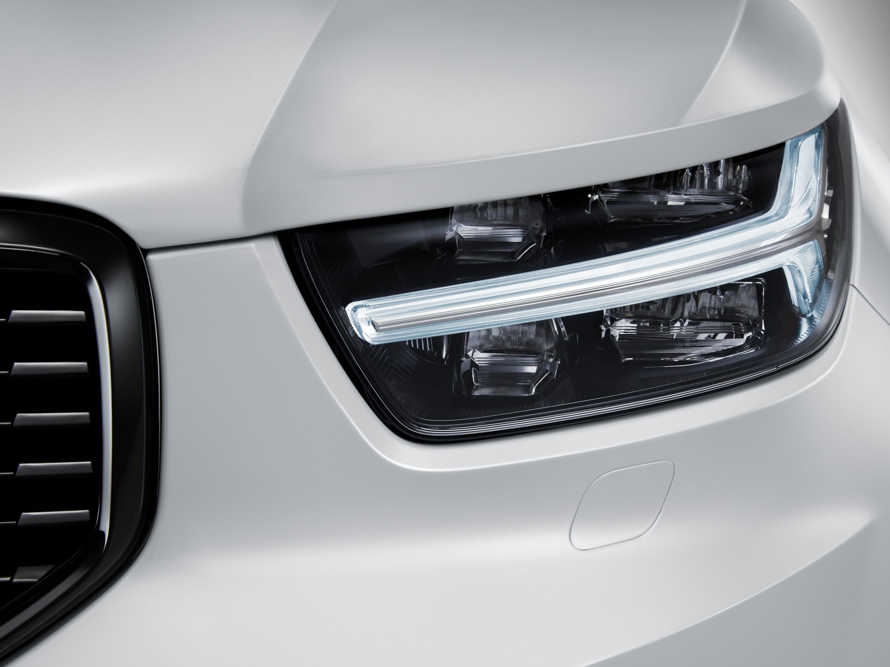 Front view of headlight lamp of Volvo XC40
