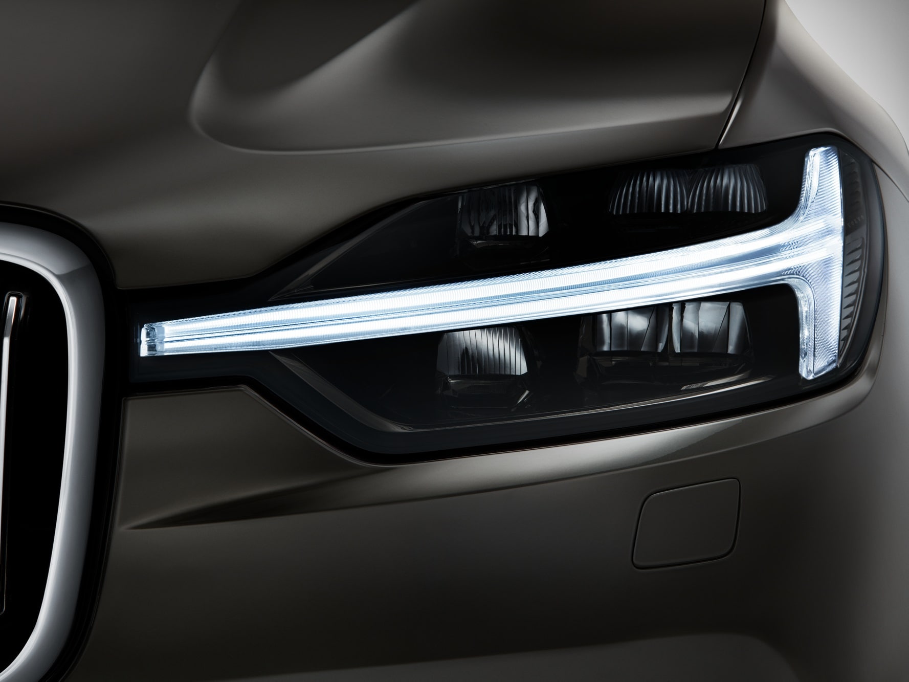 Front view of headlight lamp of Volvo XC60