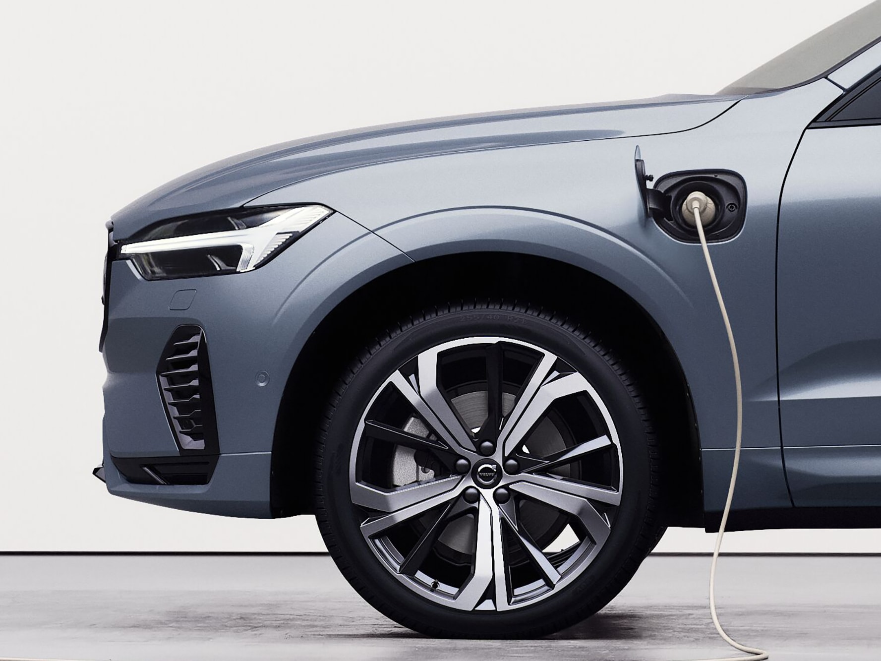 A Volvo XC60 Recharge wheel from left side view