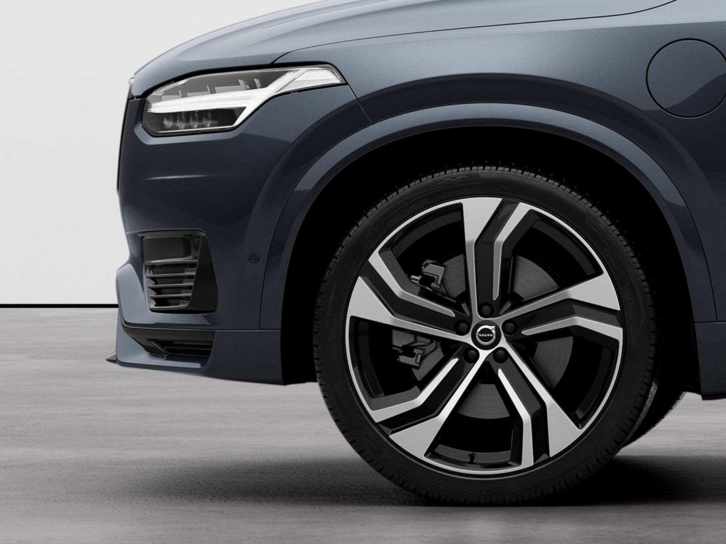 A Volvo XC90 Recharge model's wheel from right side view