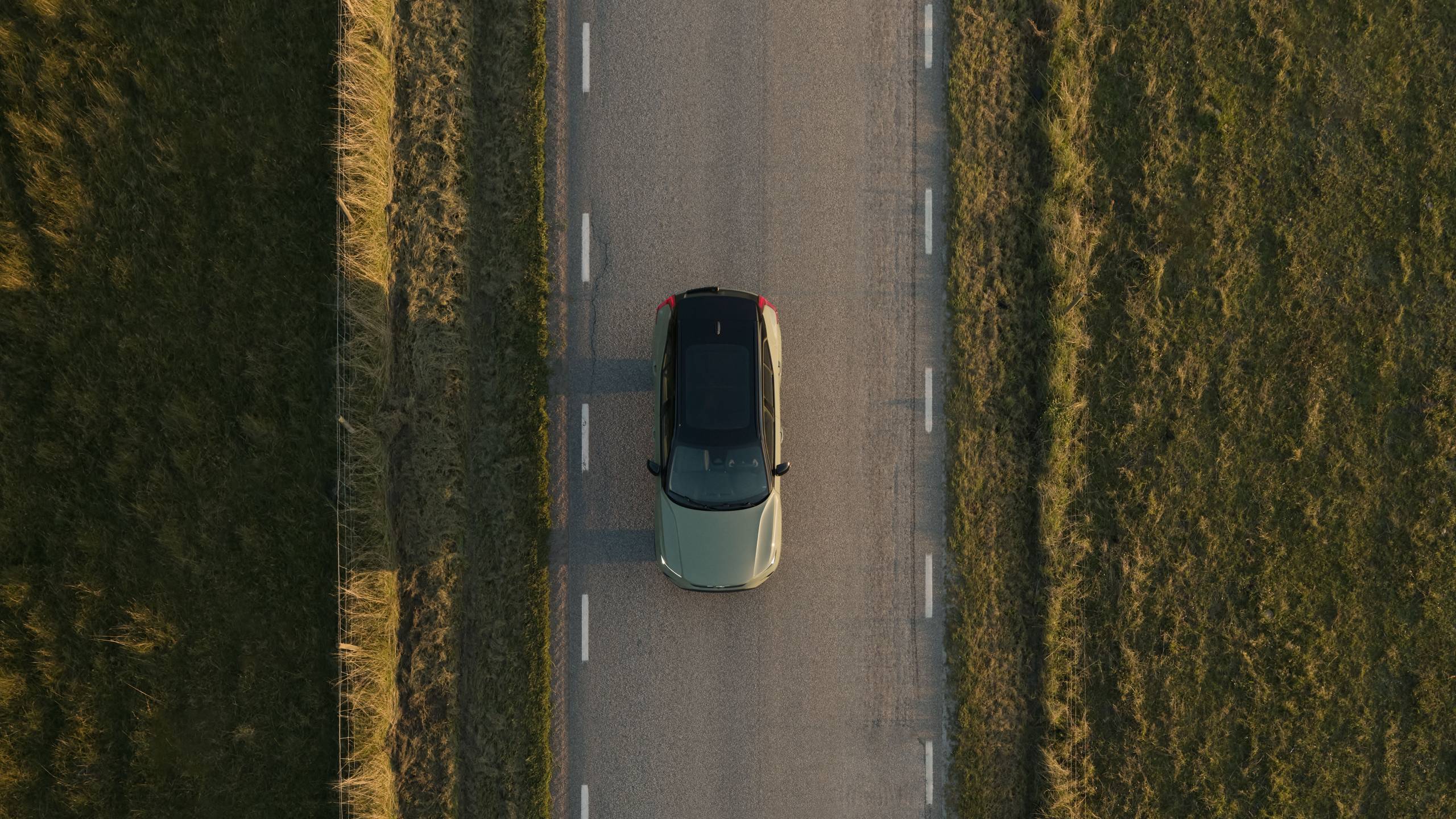 Vogelperspektive eines Volvo XC40 auf einer Landstraße