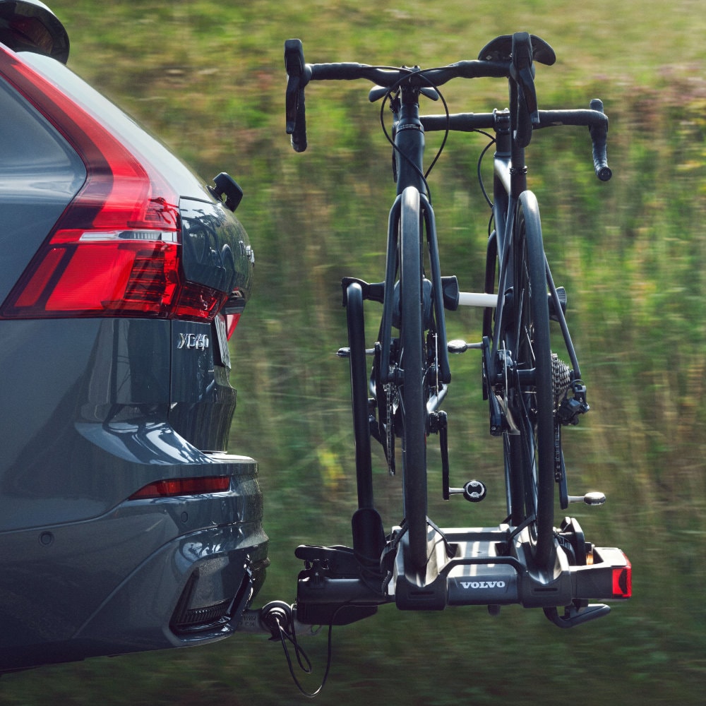 Volvo XC60 mit Fahrradträger hinten.