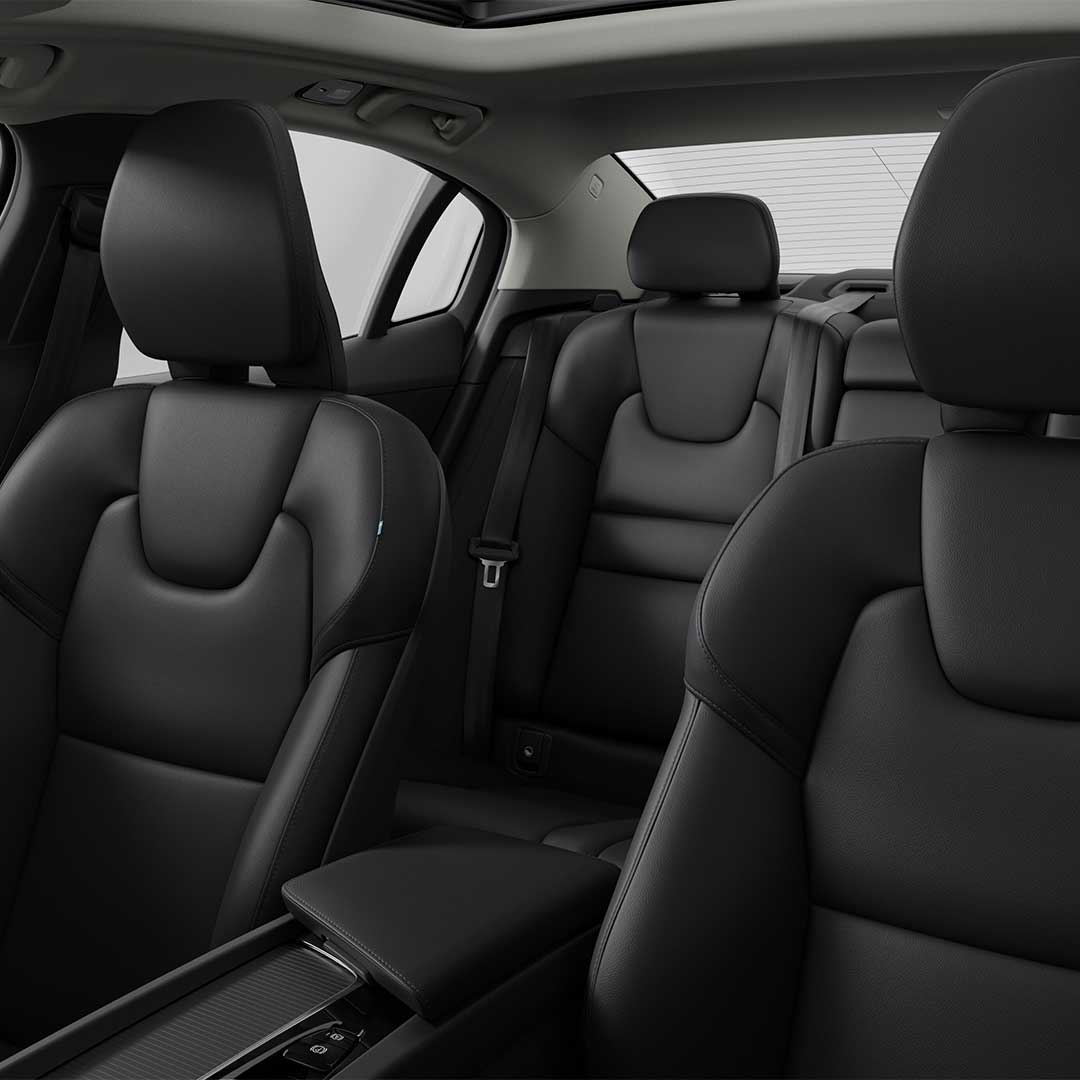 L'intérieur de la Volvo S60 micro-hybride avec sièges en cuir et en tissu gris foncé.