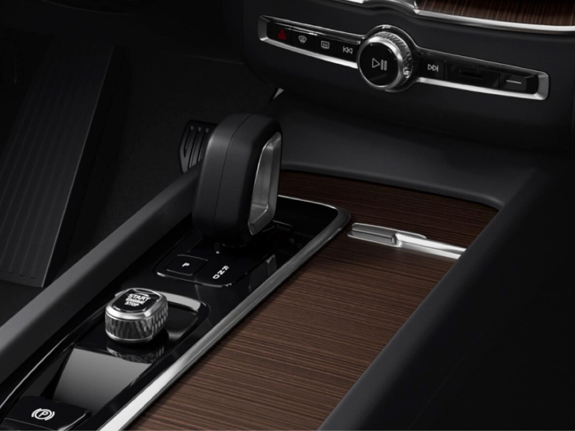 En el interior de un SUV Volvo XC60, una palanca de cambios de auténtico cristal sueco de Orrefors.