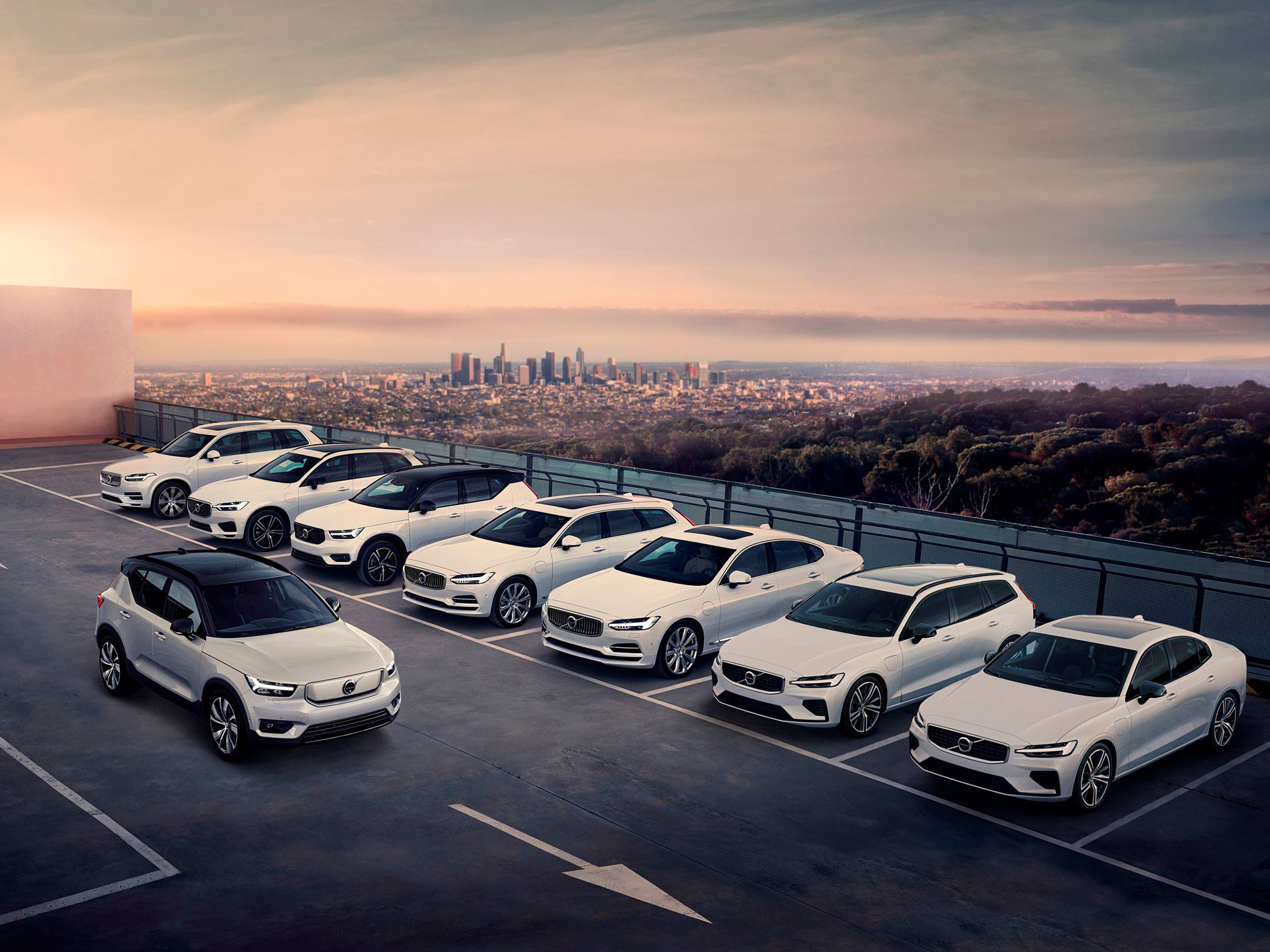 Gama completa de vehículos Volvo color blanco en un estacionamiento