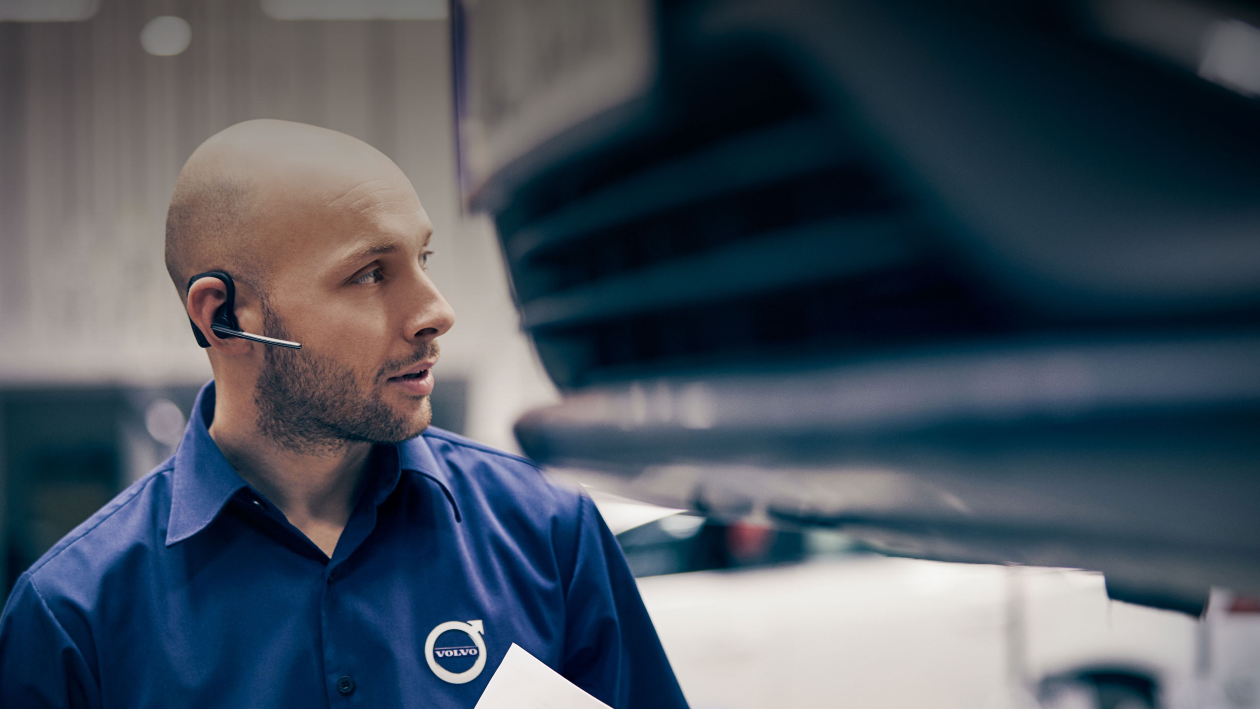 Un técnico de servicio Volvo dando mantenimiento a un auto.