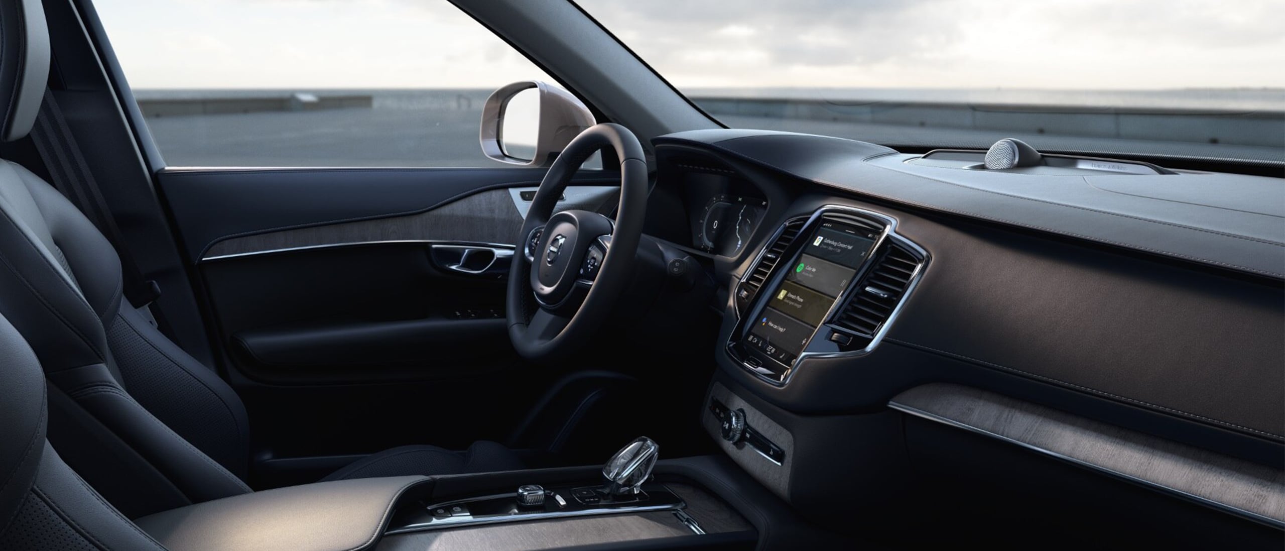Lähikuva Volvo XC90 Ultra Pro varustellun auton sisätiloista kuljettajan paikalta. 