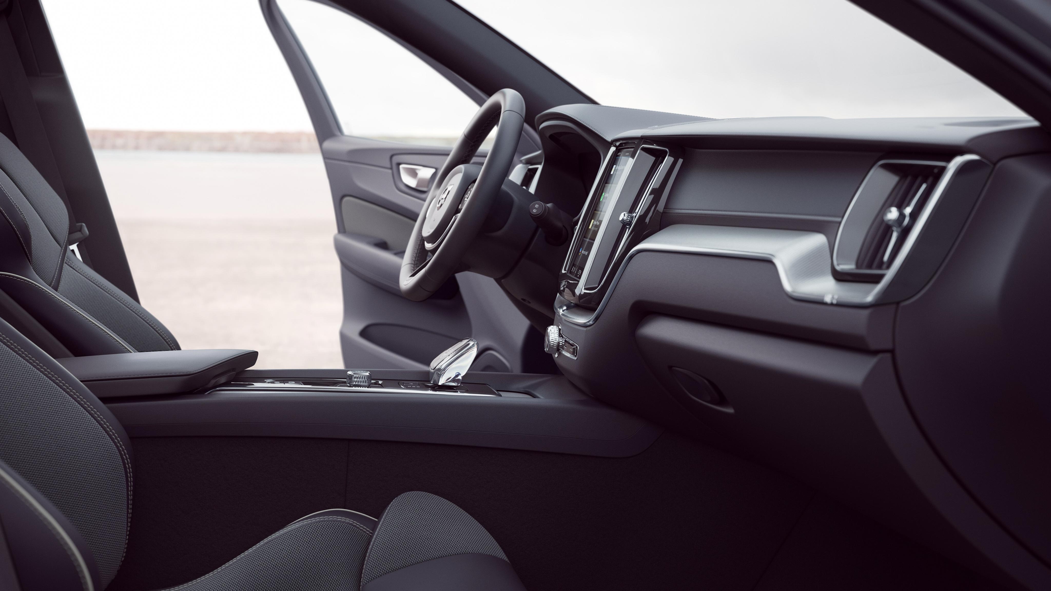 Näkymä Volvo XC60 T8 AWD Black Edition auton etuosan sisätiloista. 