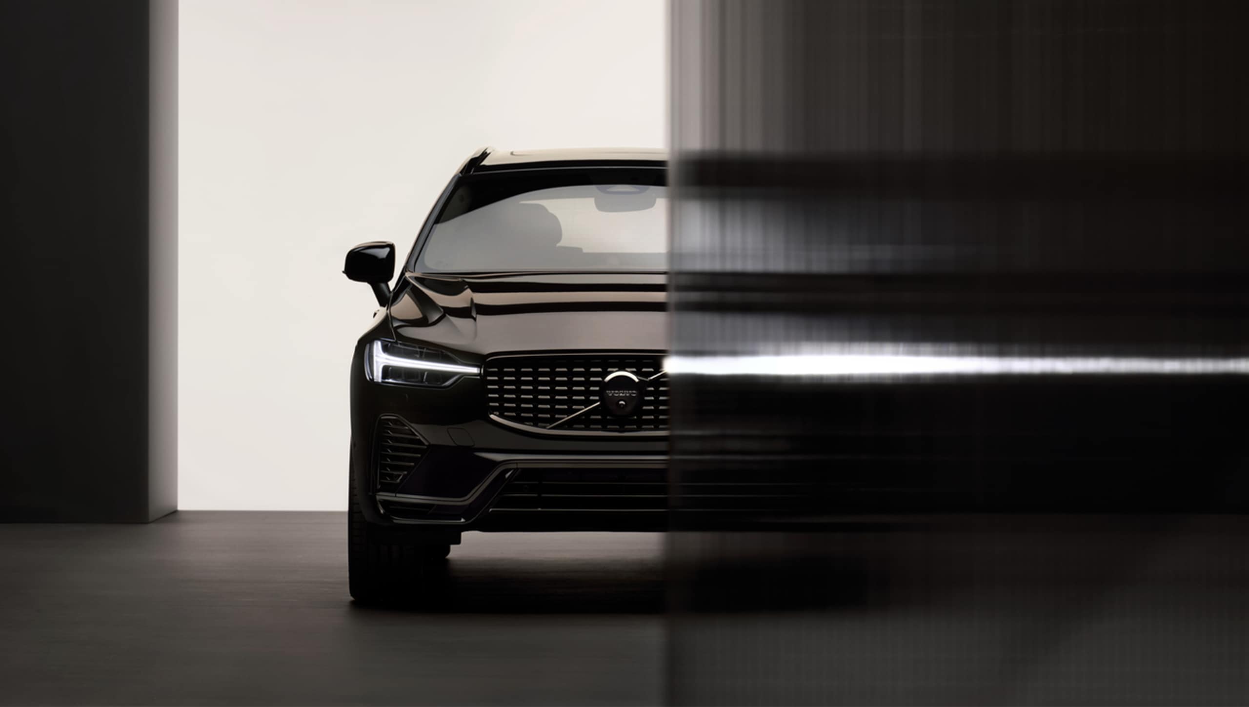 Volvo XC60 T8 AWD Black Edition auton keula edestä päin kuvattuna.