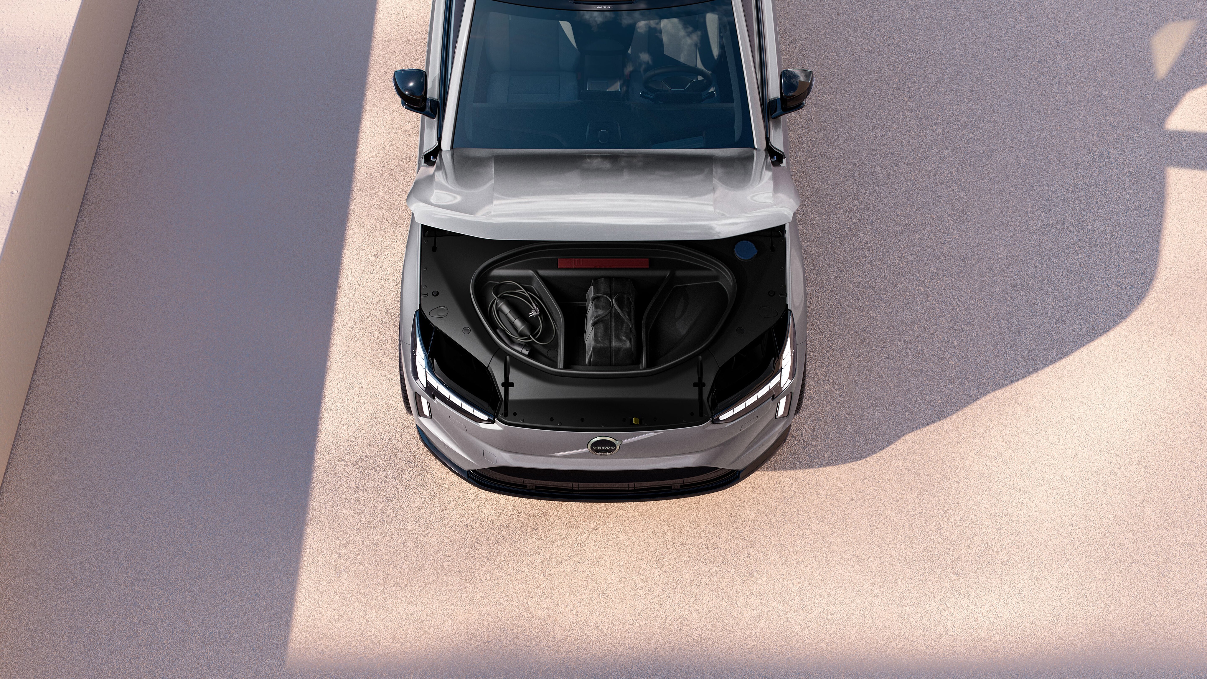 Volvo EX90 gris de dessus capot ouvert